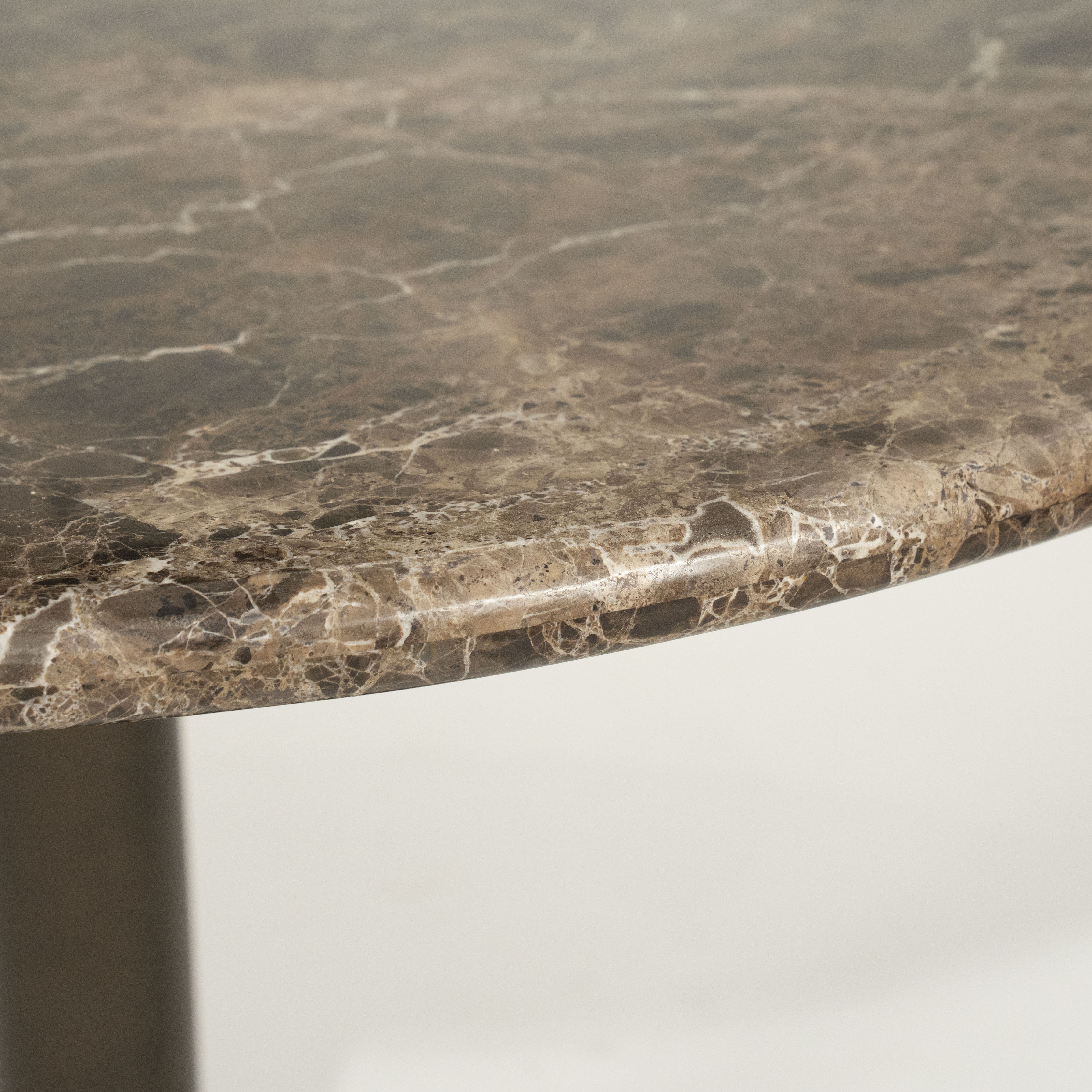 Okrúhly stôl LUIGI hnedý mramor s kovovou základňou