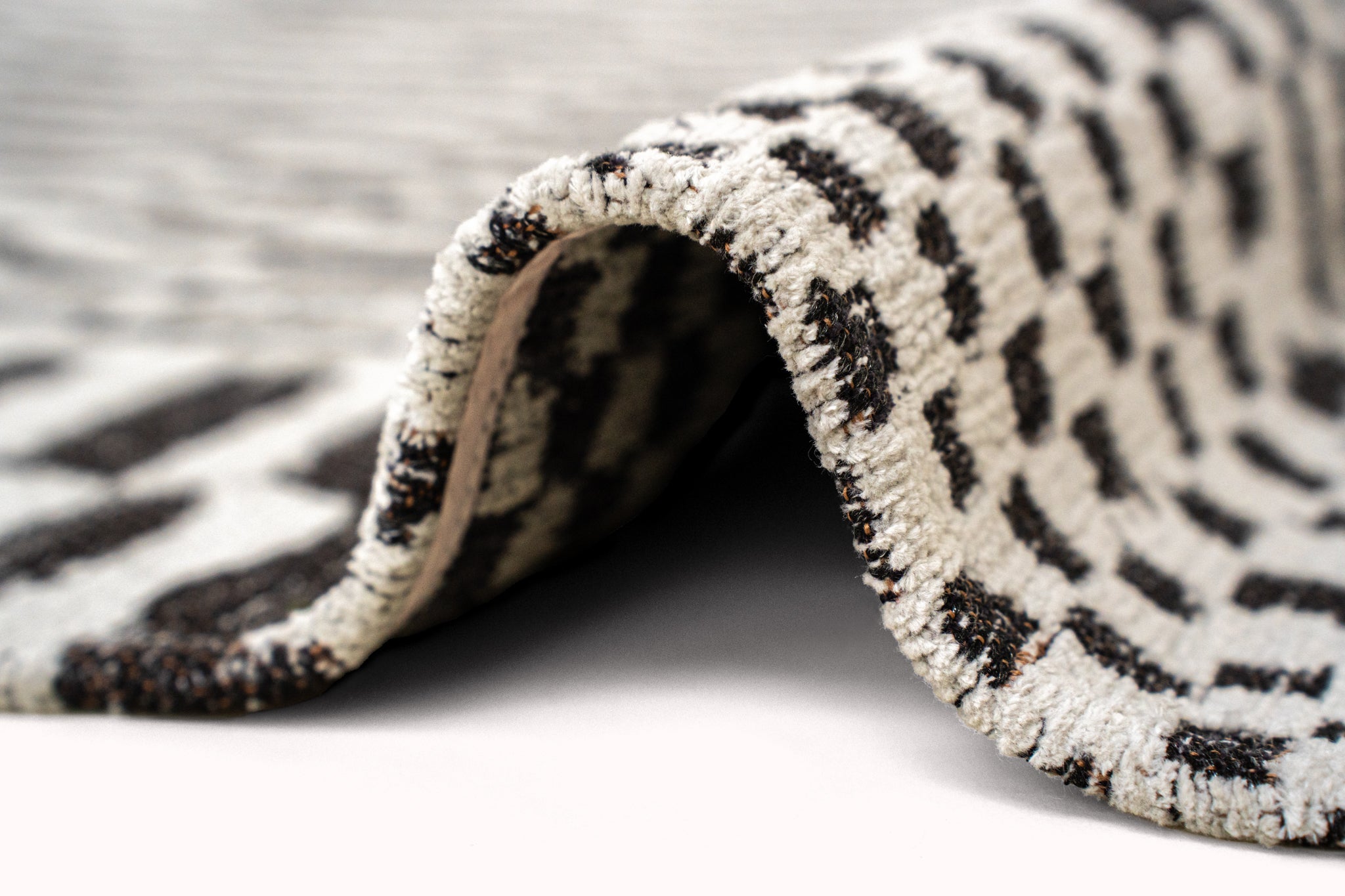 BERBER CAIDAL rug broken white with dark gray