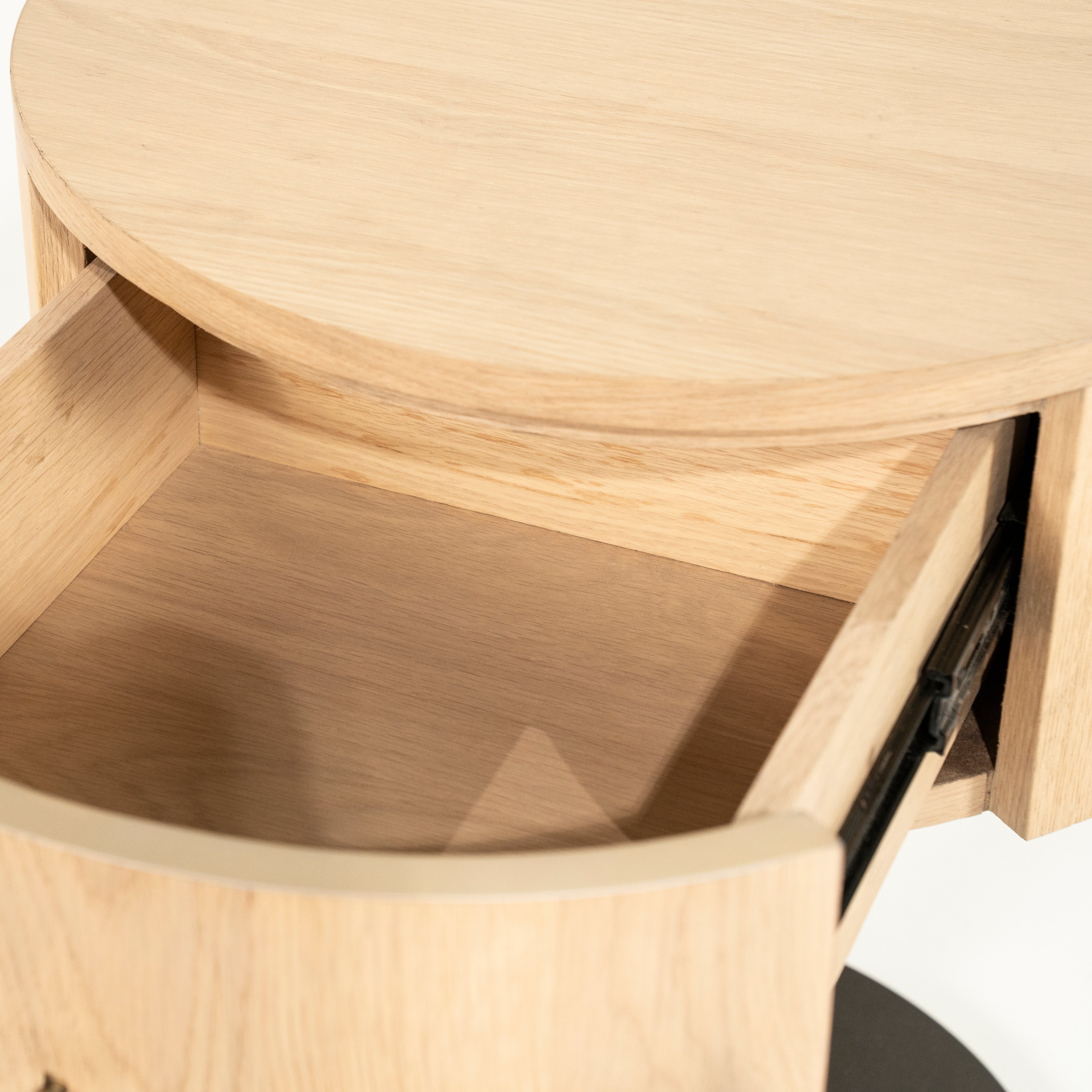 Nočná skrinka SKYE z dubového dreva s kovovým podstavcom