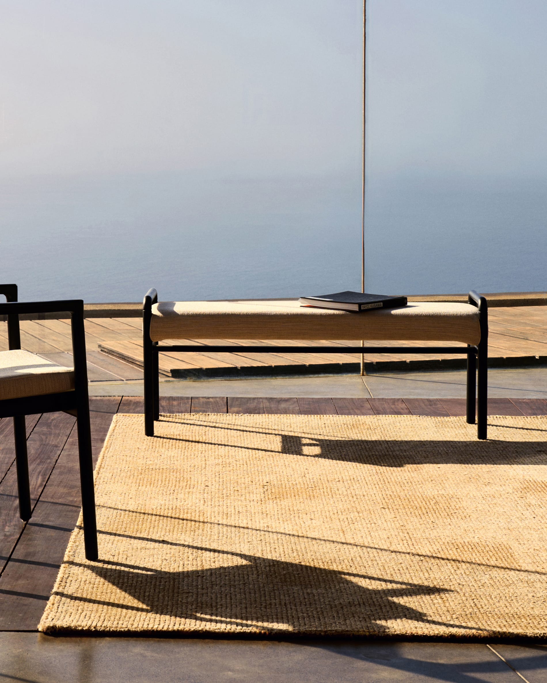 Lavica MACARET béžový šenil s čiernym dubovým podstavcom