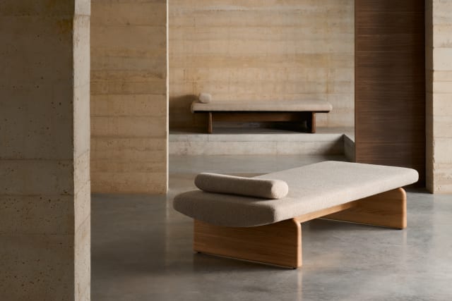 TOPAZ daybed in beige chenille with a dark ash base