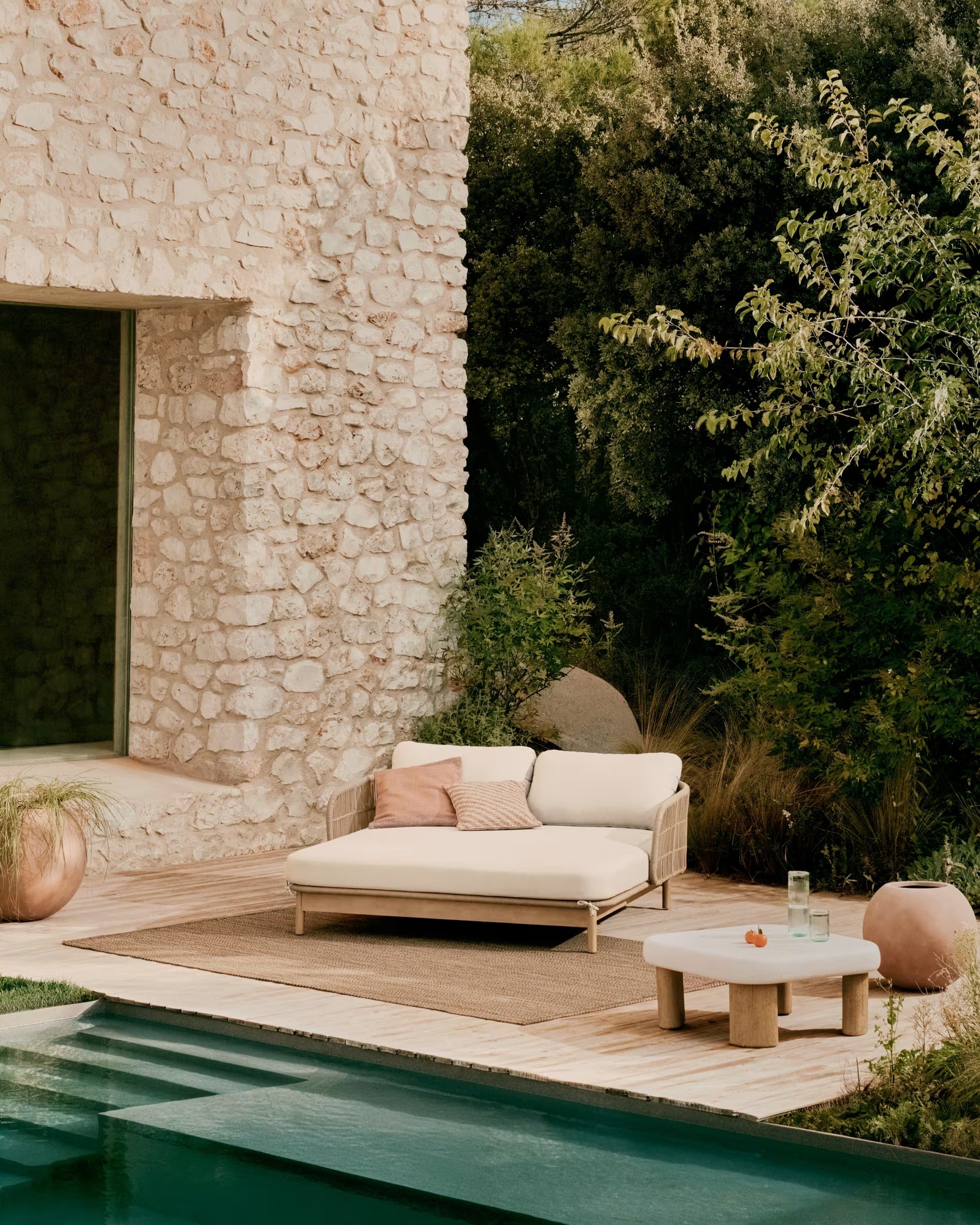 Záhradný konferenčný stolík LABRA z cementu a akáciového dreva