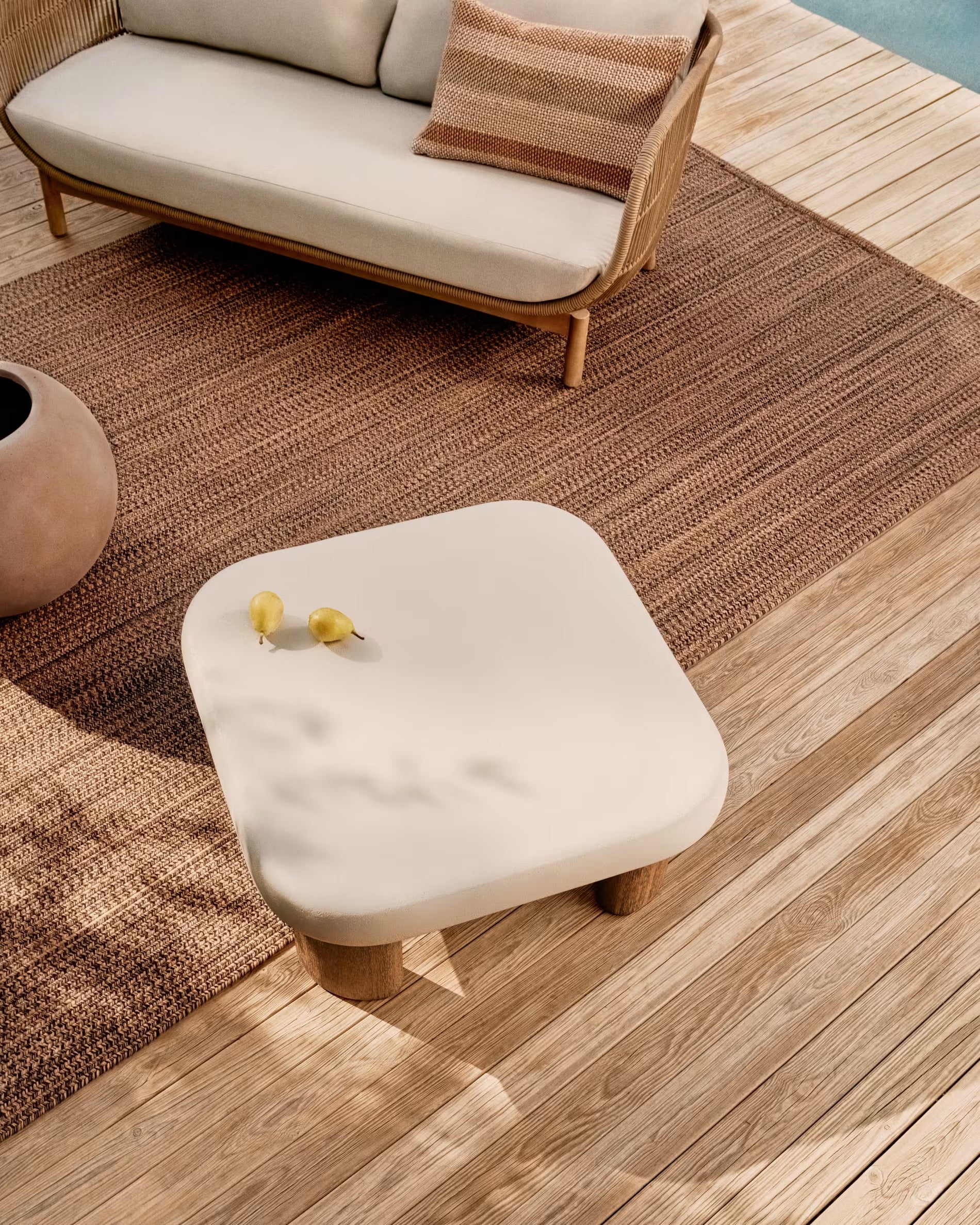 Záhradný konferenčný stolík LABRA z cementu a akáciového dreva