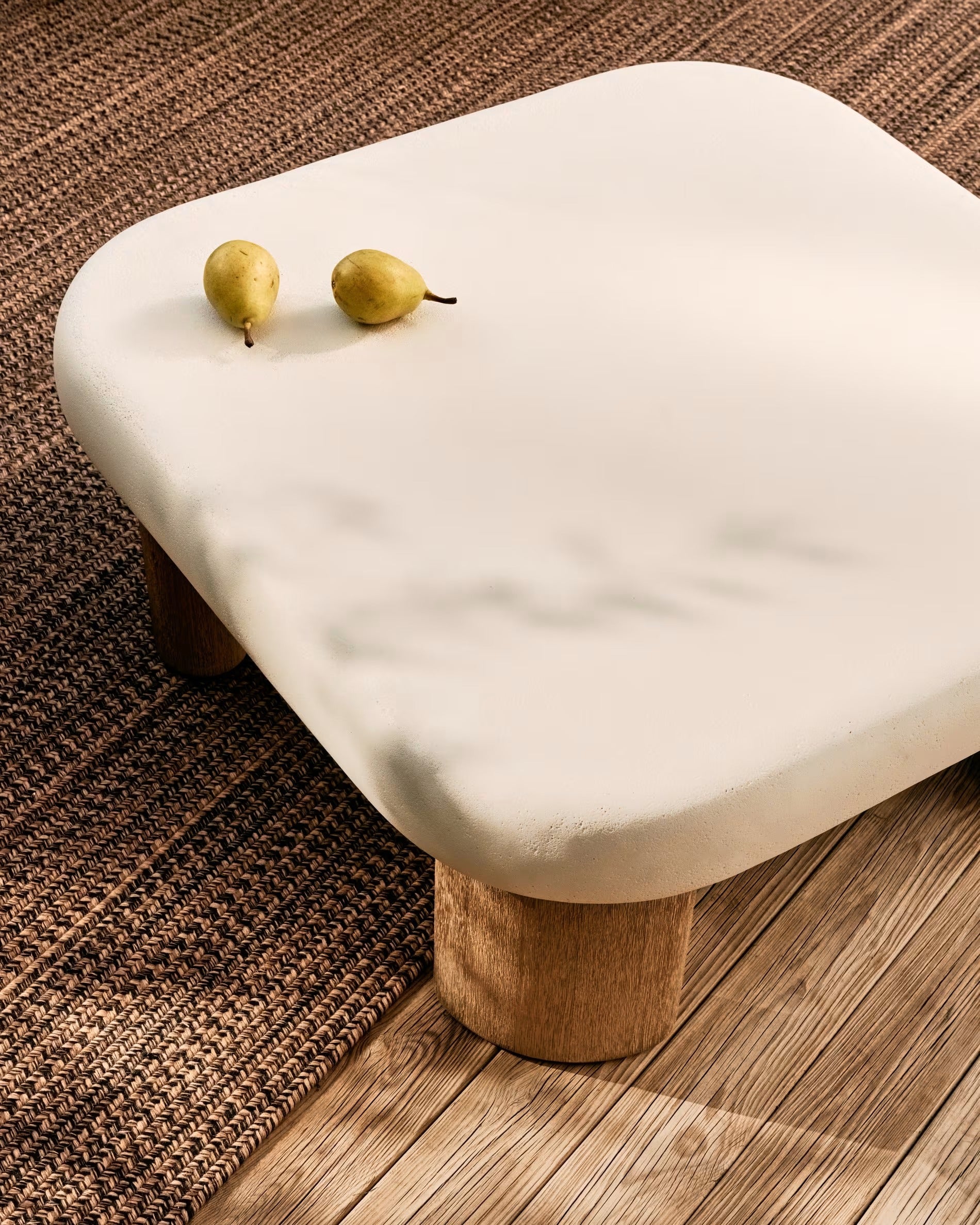 Záhradný konferenčný stolík LABRA z cementu a akáciového dreva