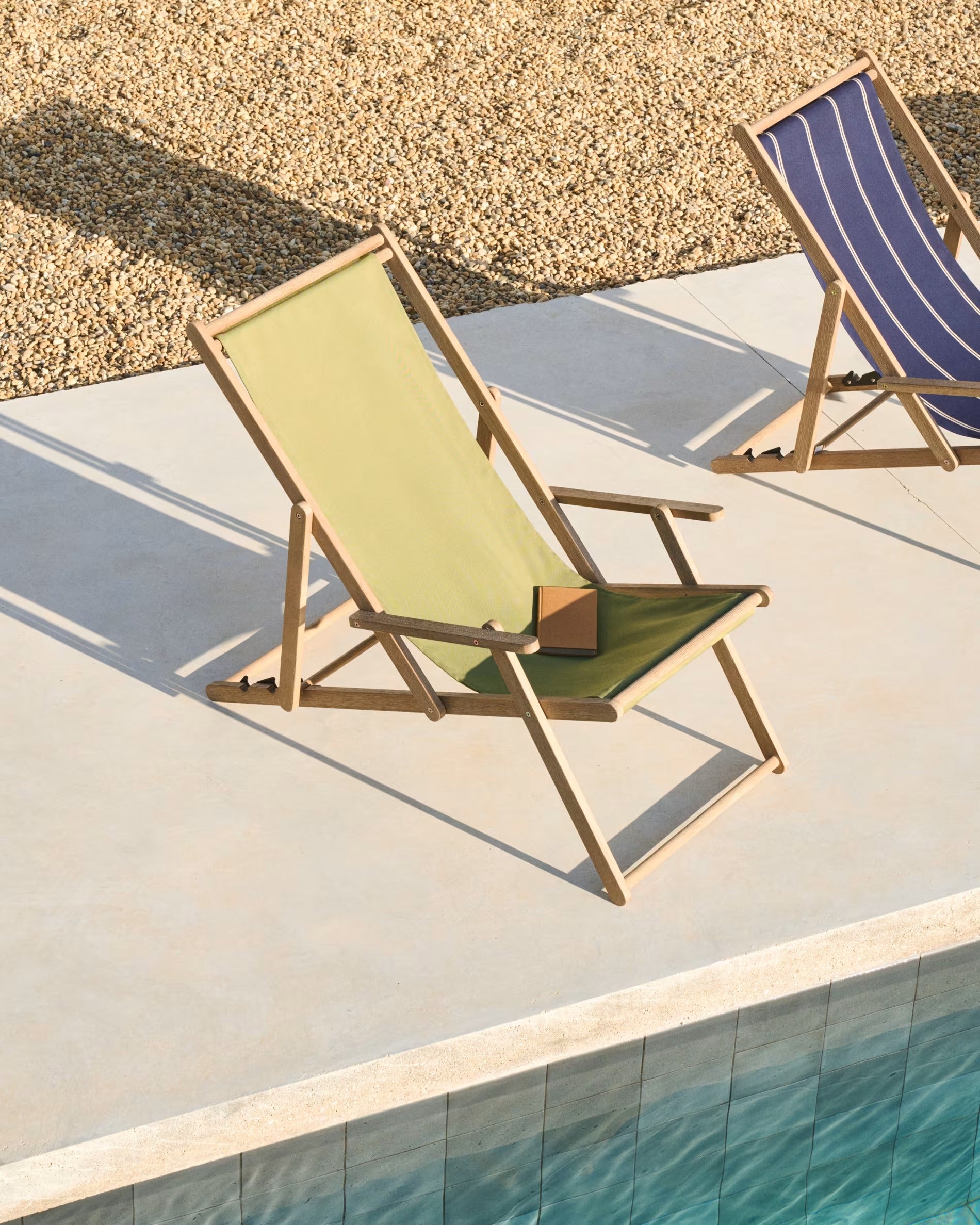 Ležadlo VILARA zelené s akáciovou základňou