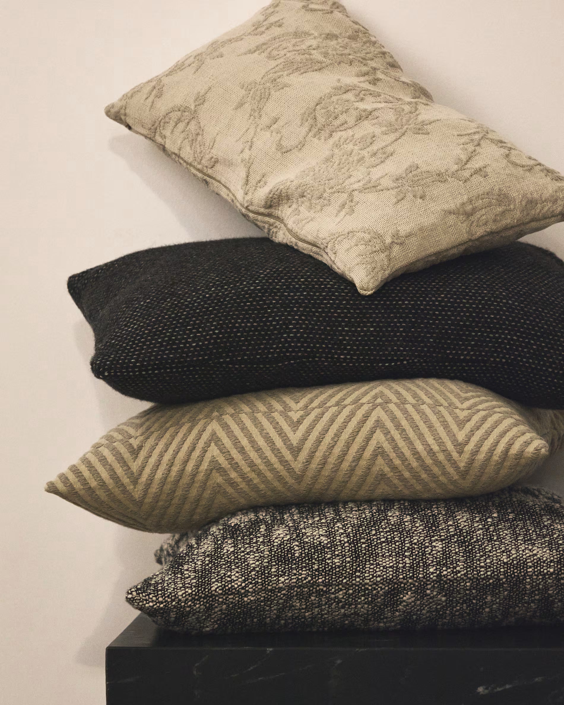 Povlak na vankúš MEVINA biely s čiernym