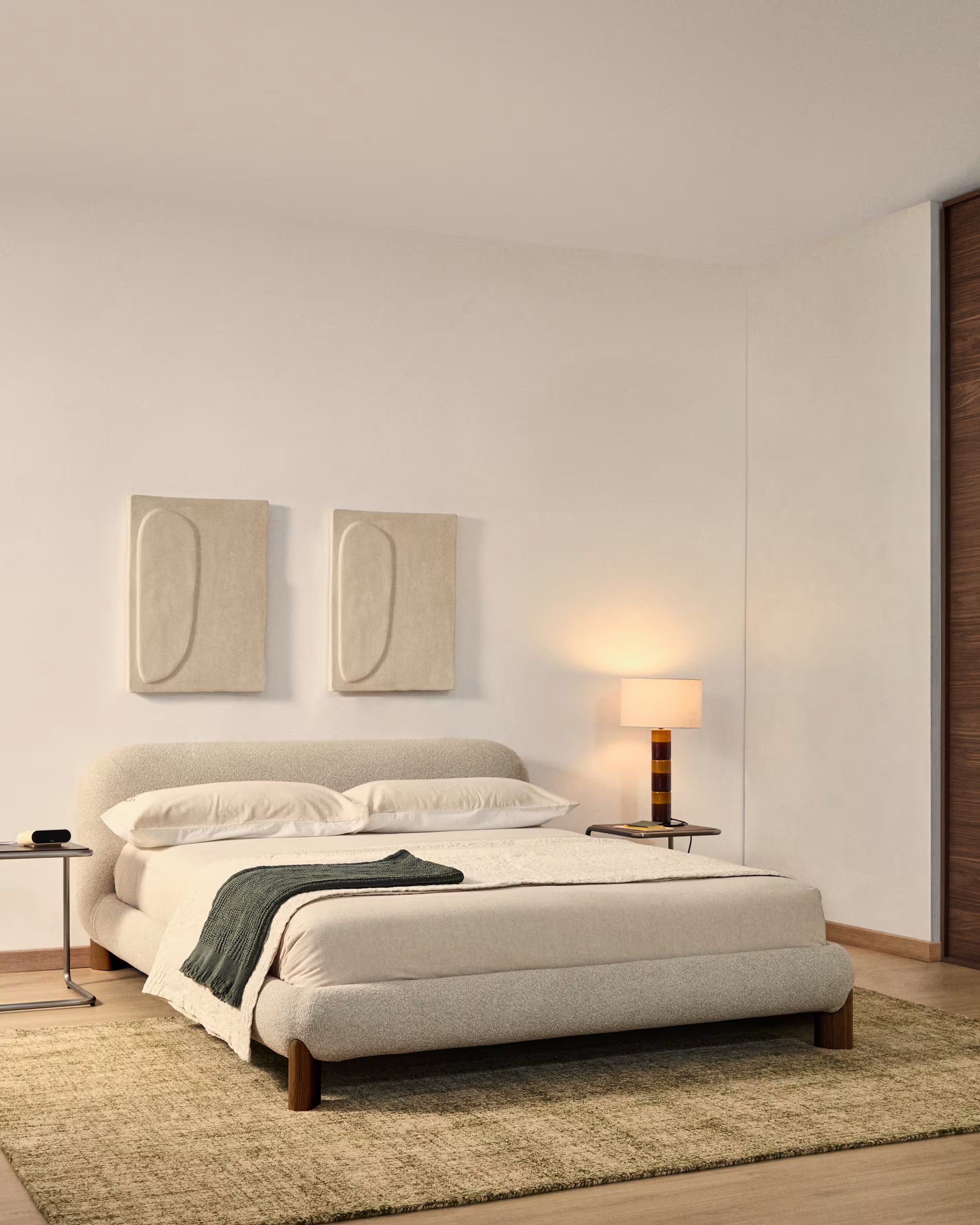 Posteľ ODINA ecru s tmavohnedým jaseňovým podstavcom
