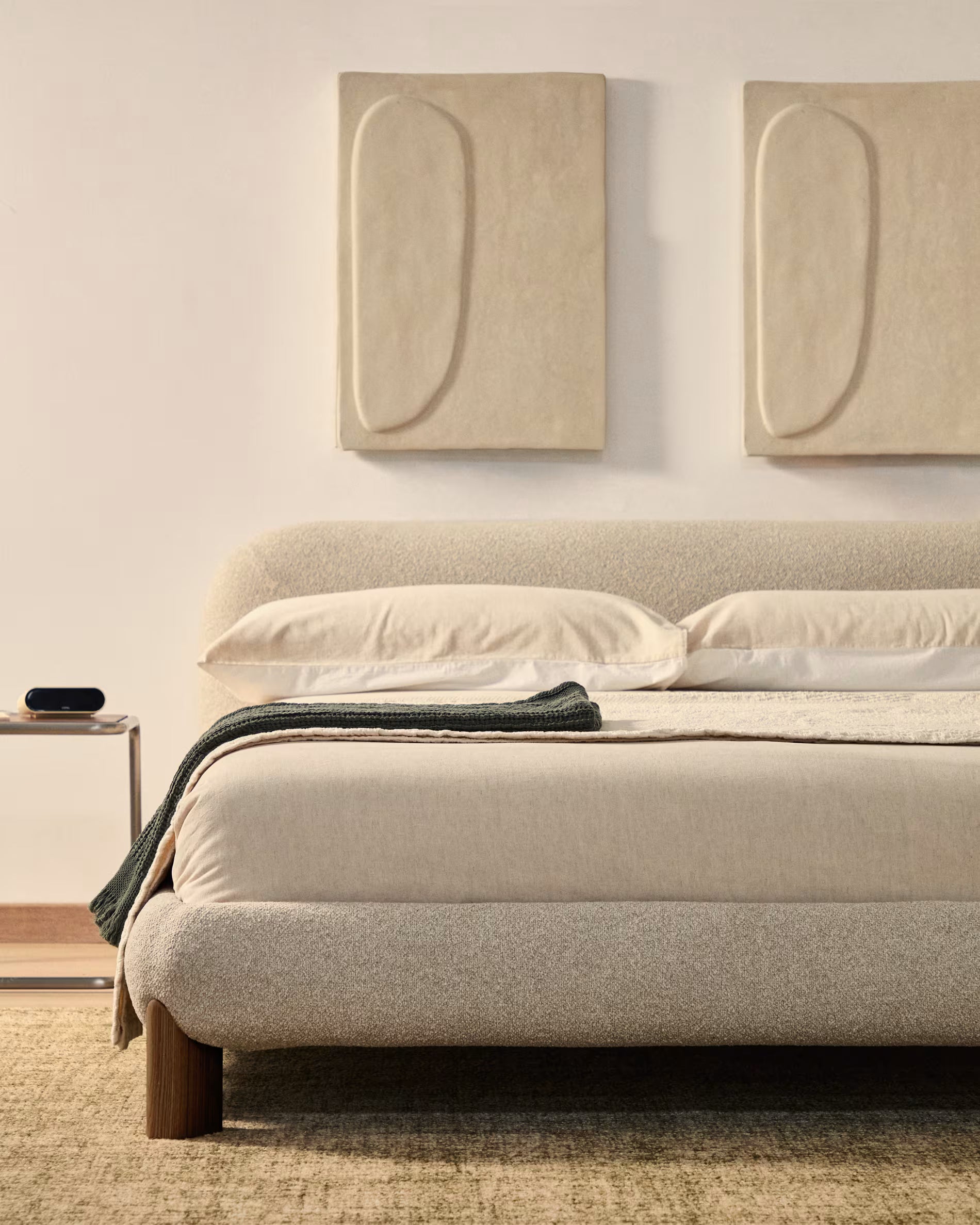 Posteľ ODINA ecru s tmavohnedým jaseňovým podstavcom