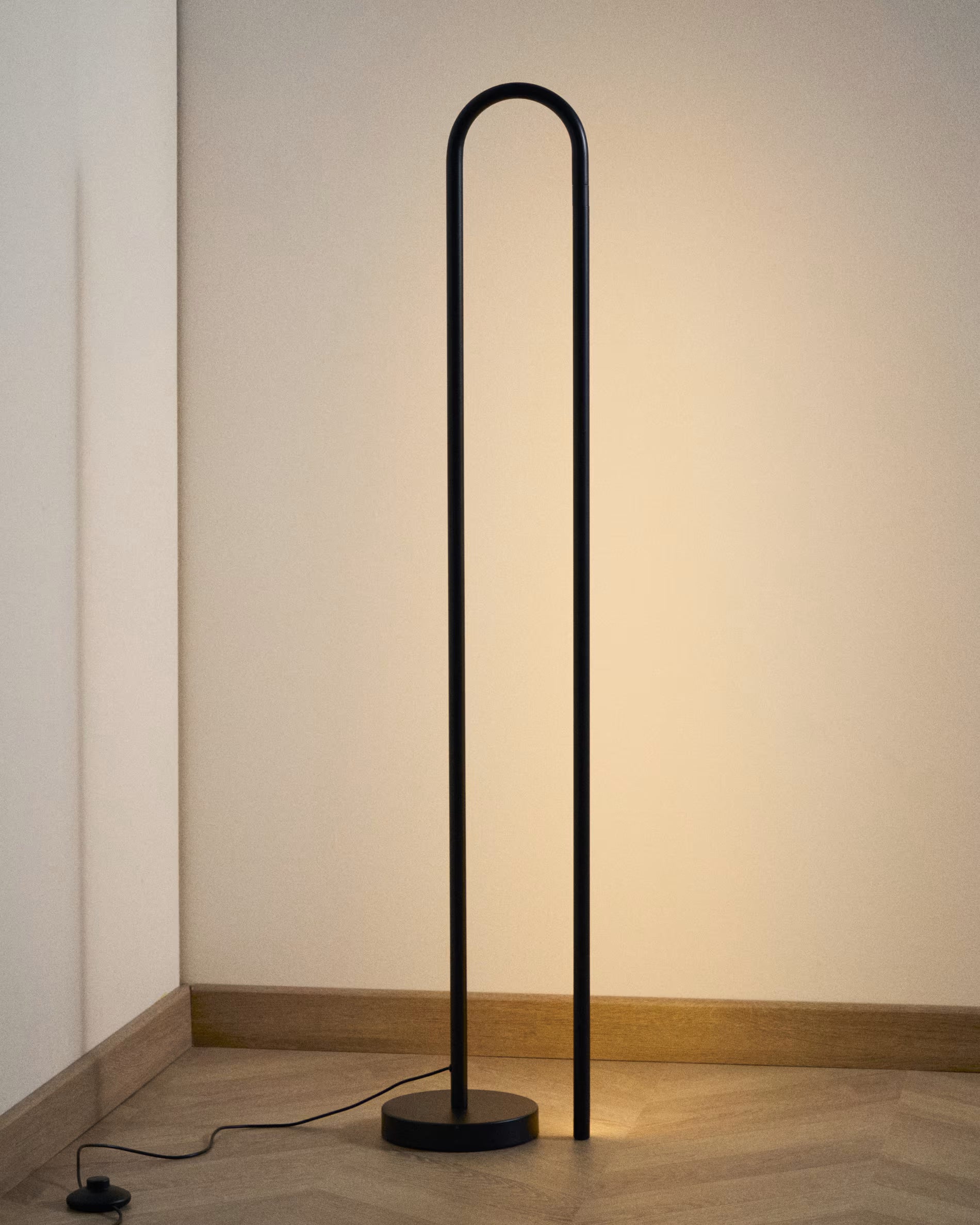 BOW black floor lamp