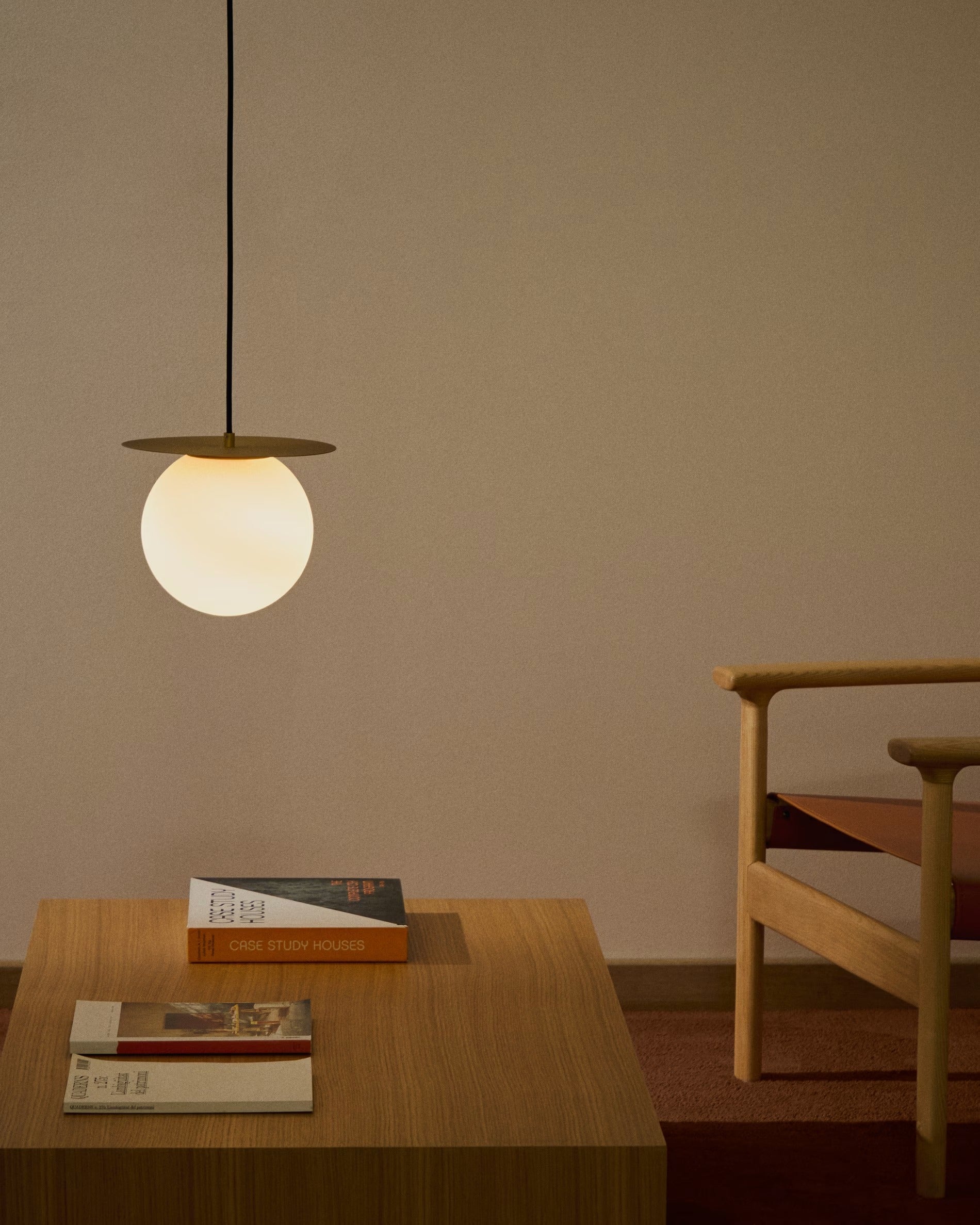 Závesná lampa s diskou BRISIA brúsený mosadz