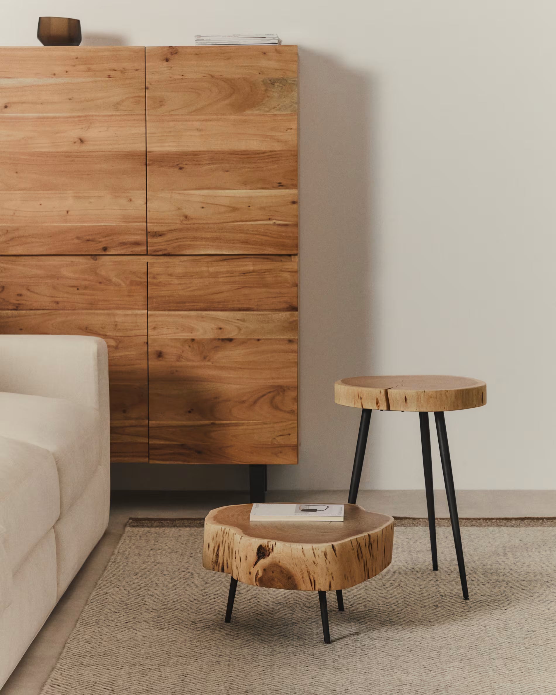 TANIVE side table made of light acacia wood with a black base