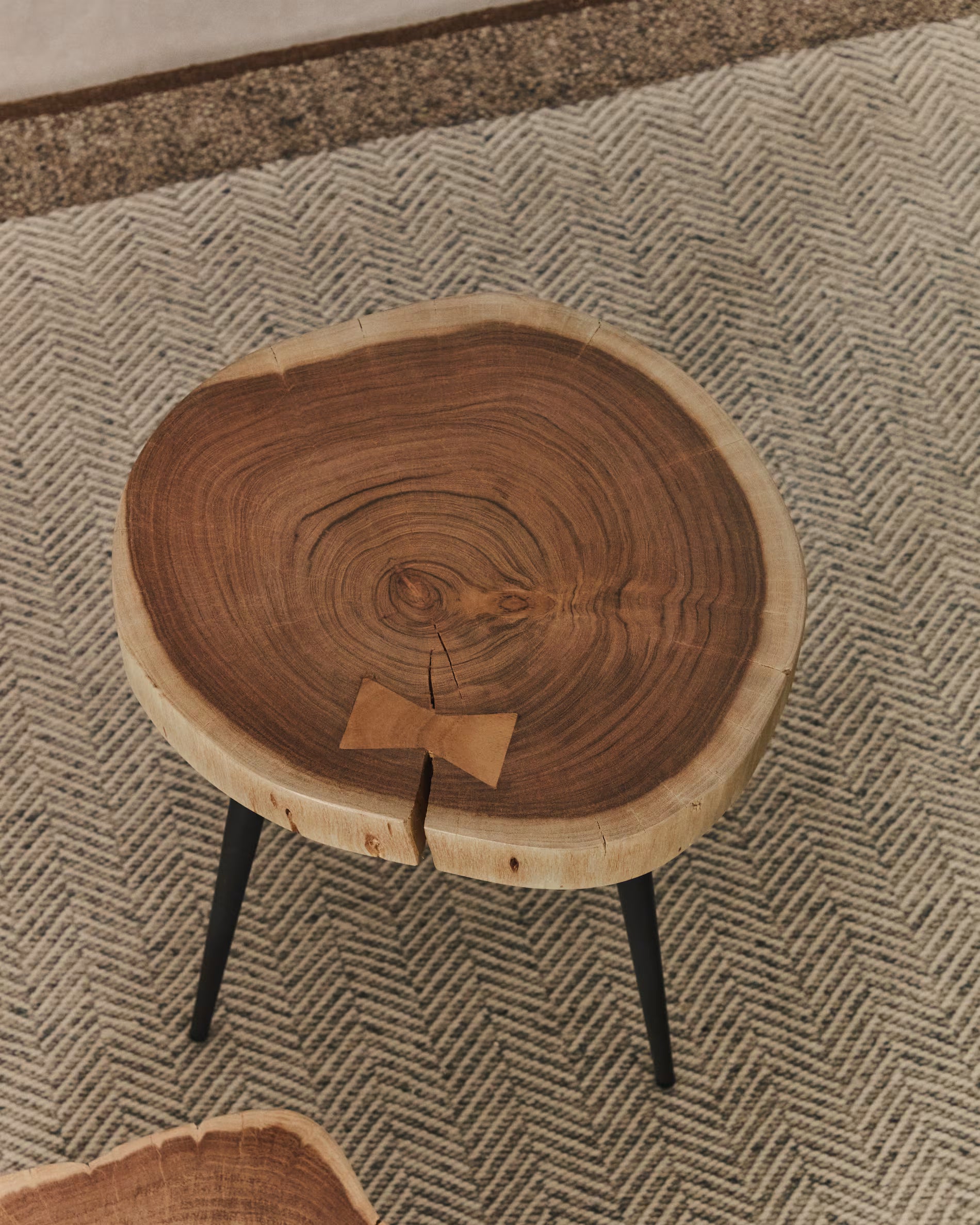 TANIVE side table made of light acacia wood with a black base