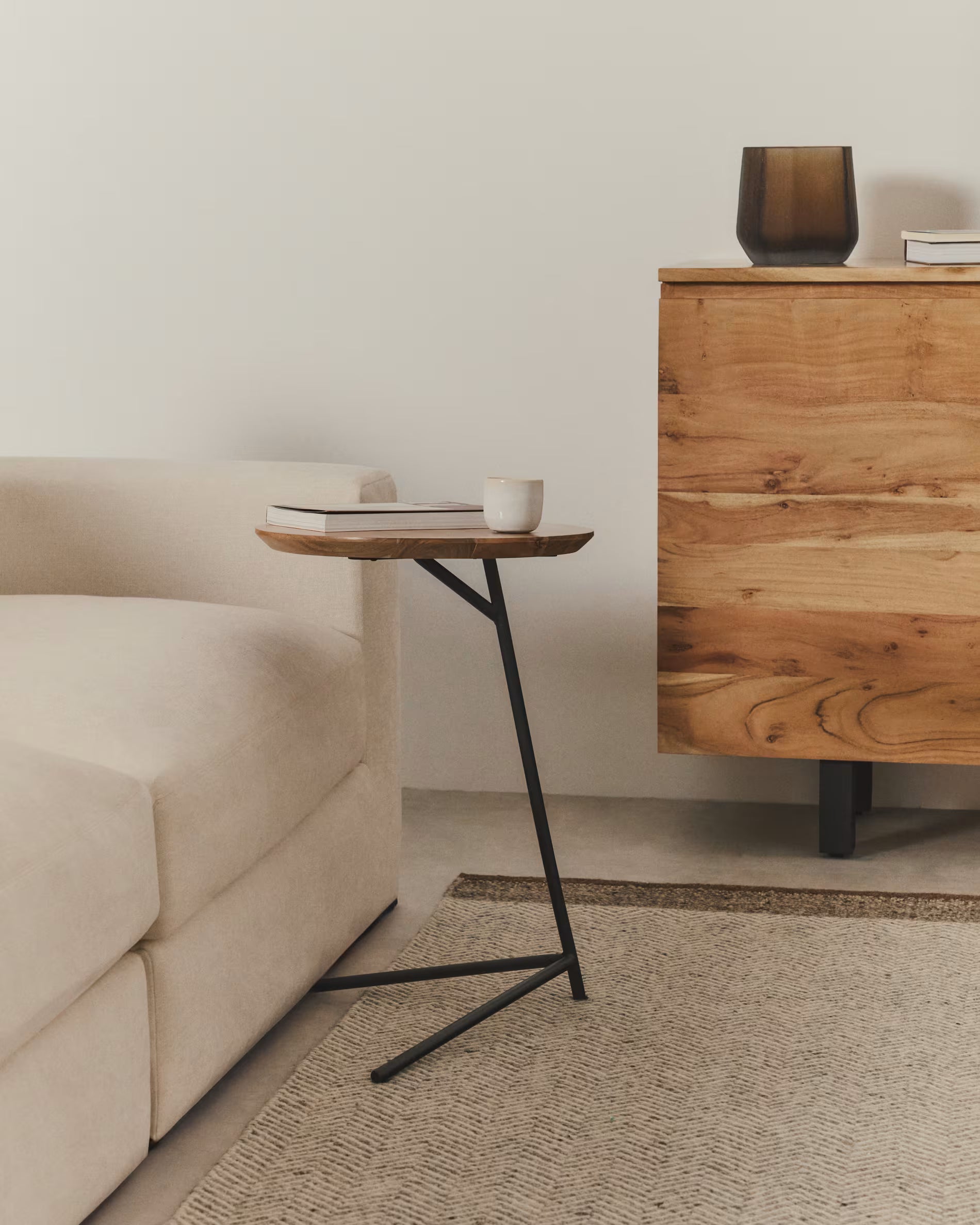 Súprava stolíkov VINTARA z masívneho akáciového dreva s čiernym podstavcom