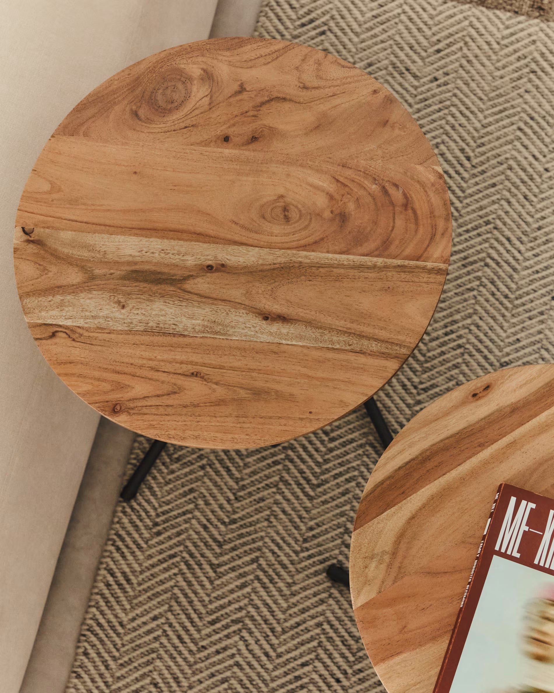 Súprava stolíkov VINTARA z masívneho akáciového dreva s čiernym podstavcom