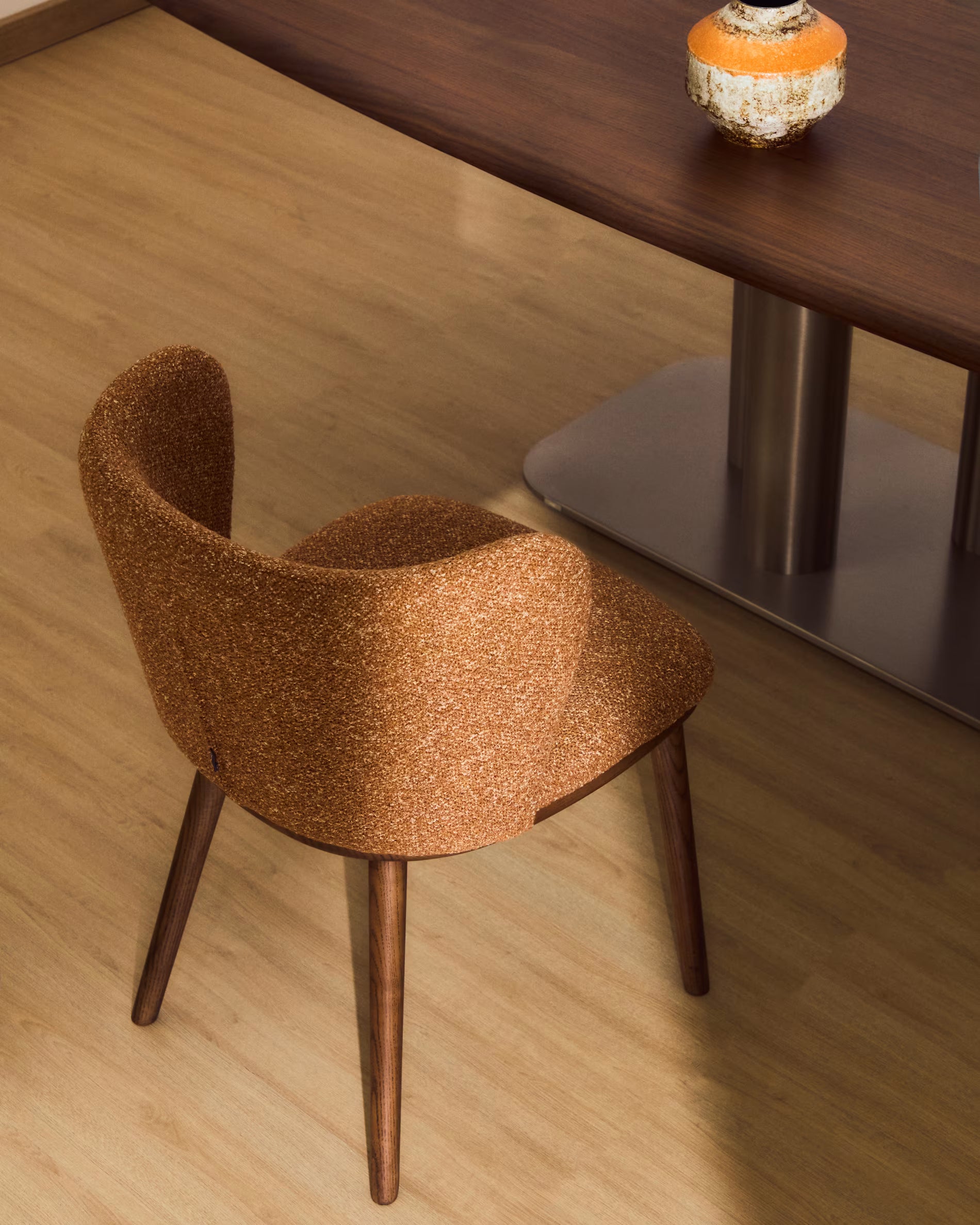 Stolička CISELIA tehlový šenil s tmavým jaseňovým podstavcom