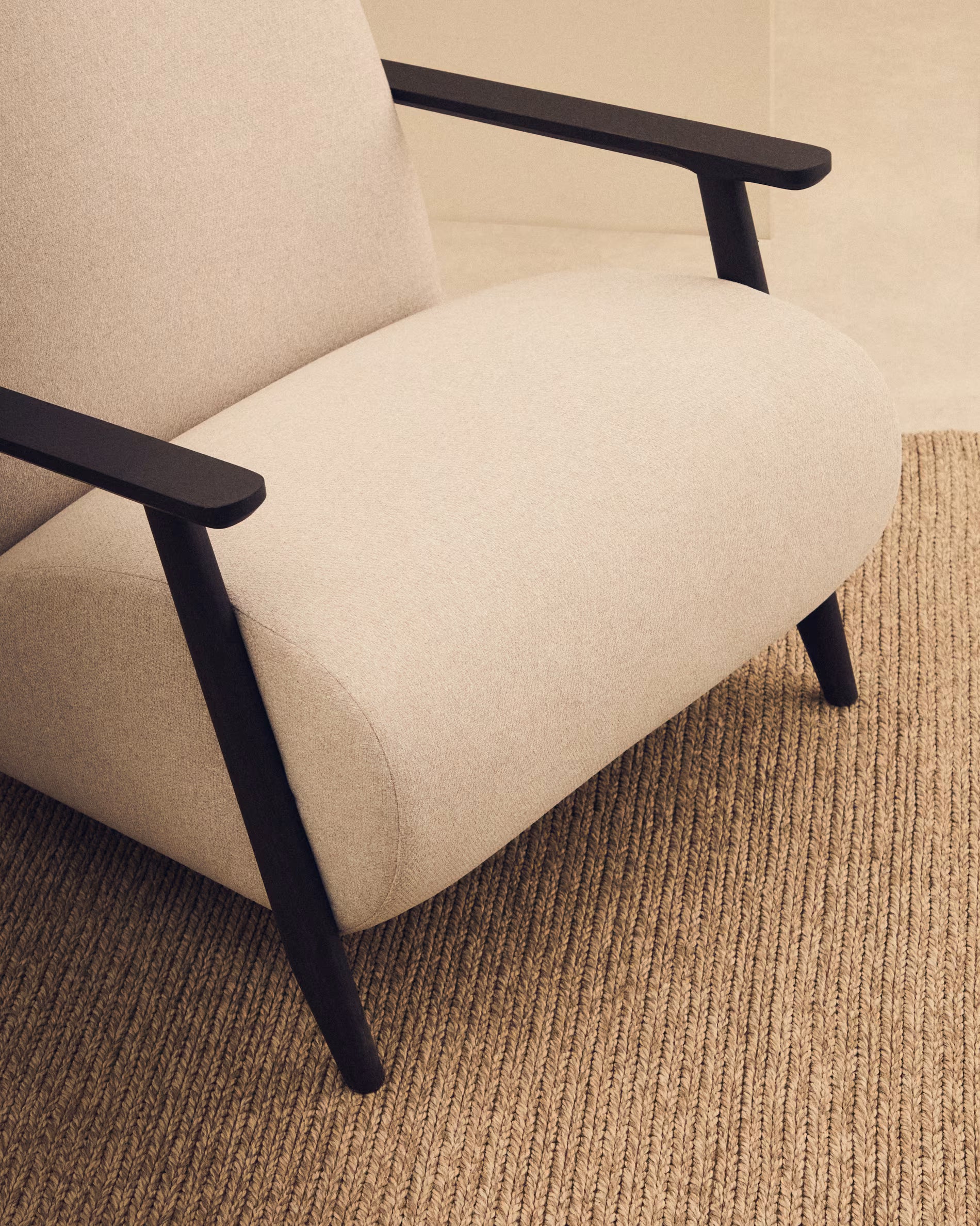 Kreslo MEGHAN krémové s čiernym podstavcom