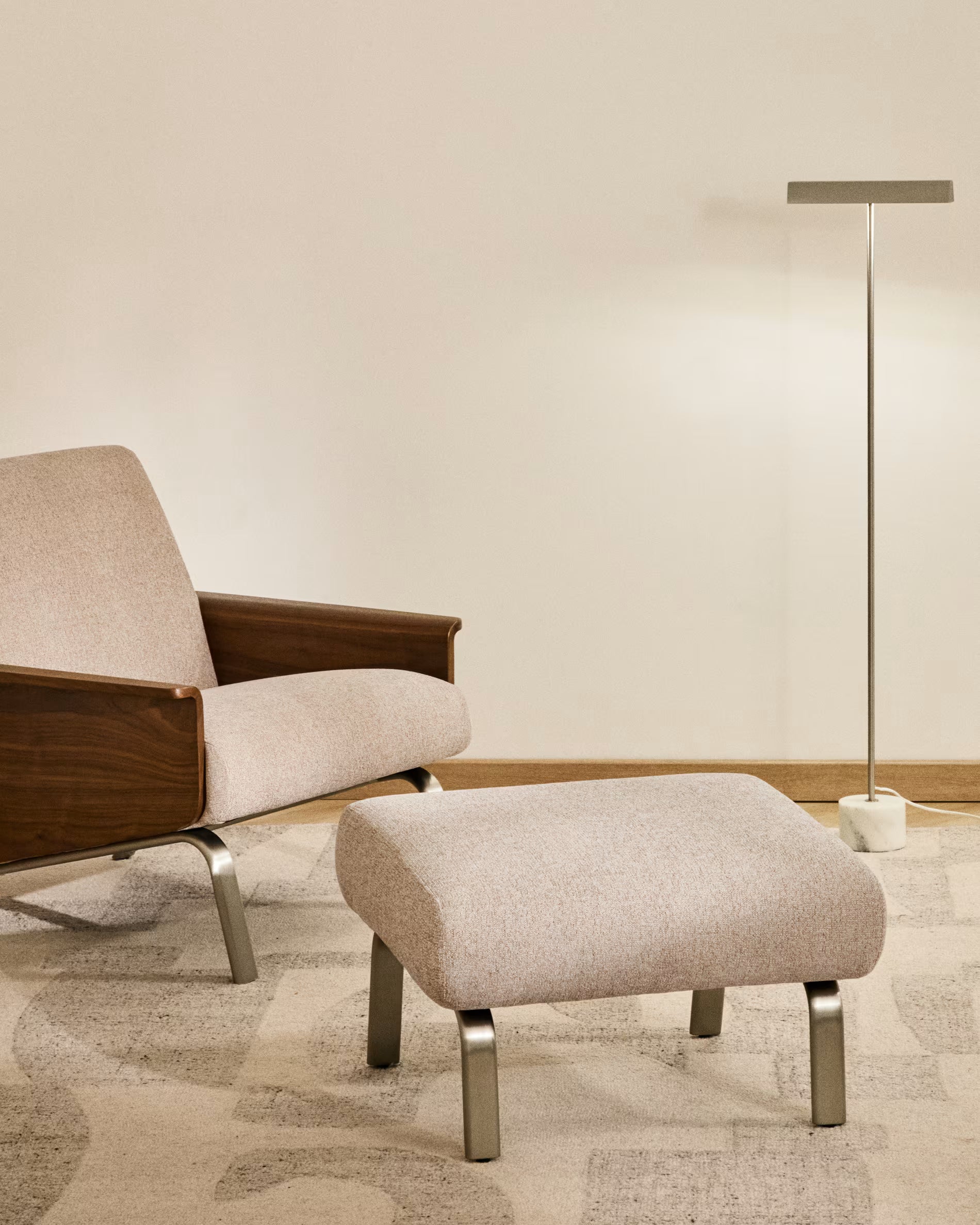 Podnožník AMSEN jasne hnedý so železnou základňou