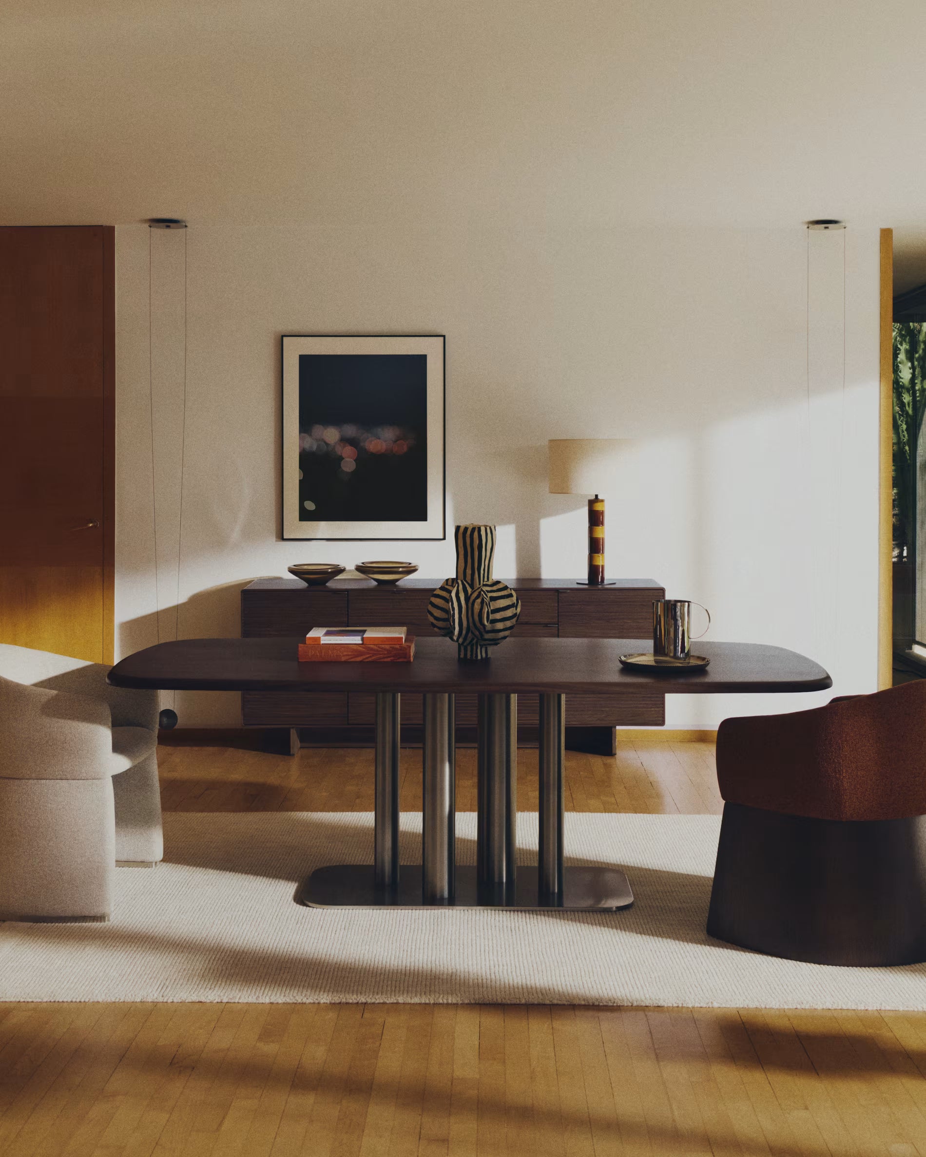 Stôl MELVAR orechový dyha so železnou základňou