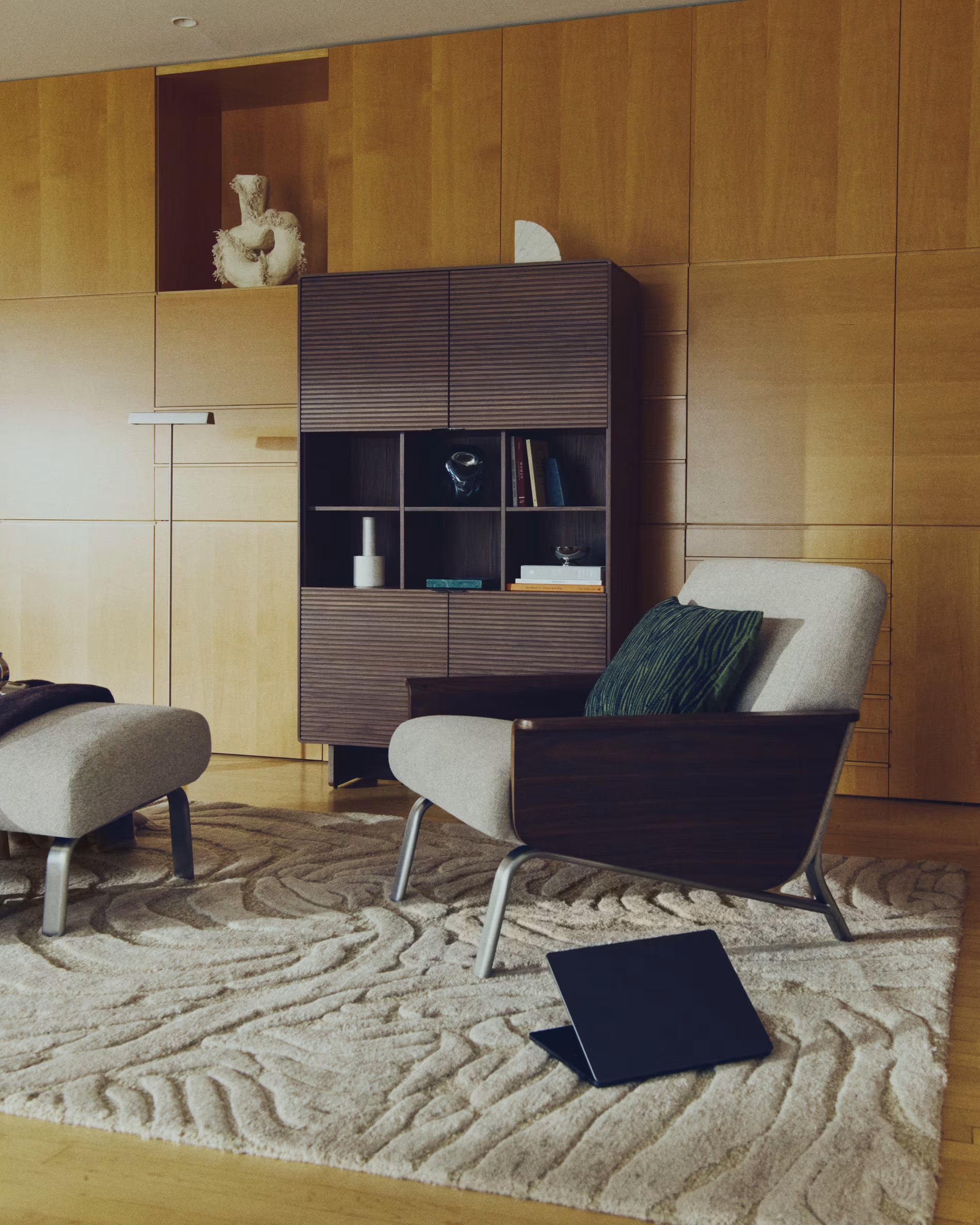 Fotel AMSEN jasne hnedý so orechovou preglejkou a oceľovým podstavcom