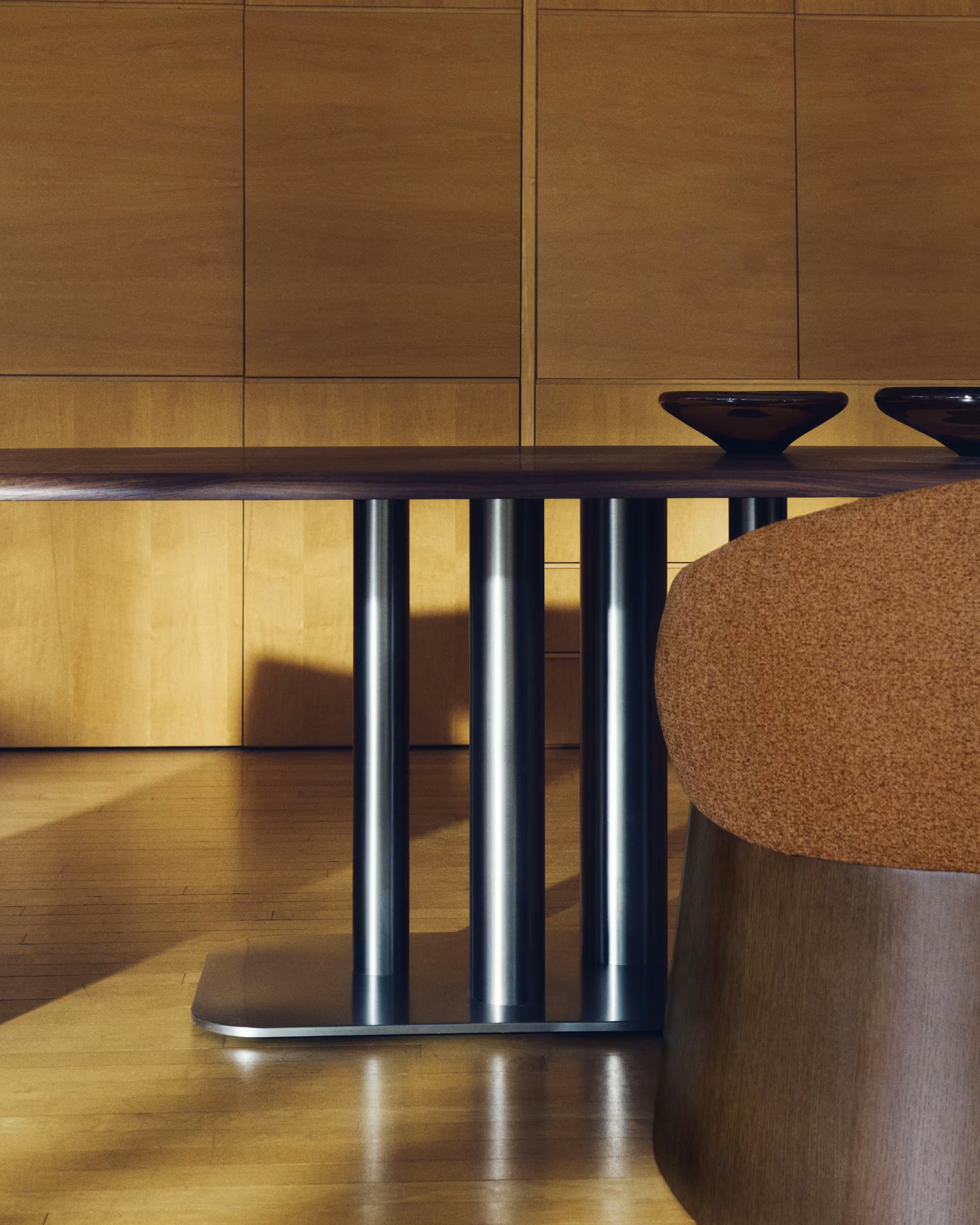 Stôl MELVAR orechový dyha so železnou základňou