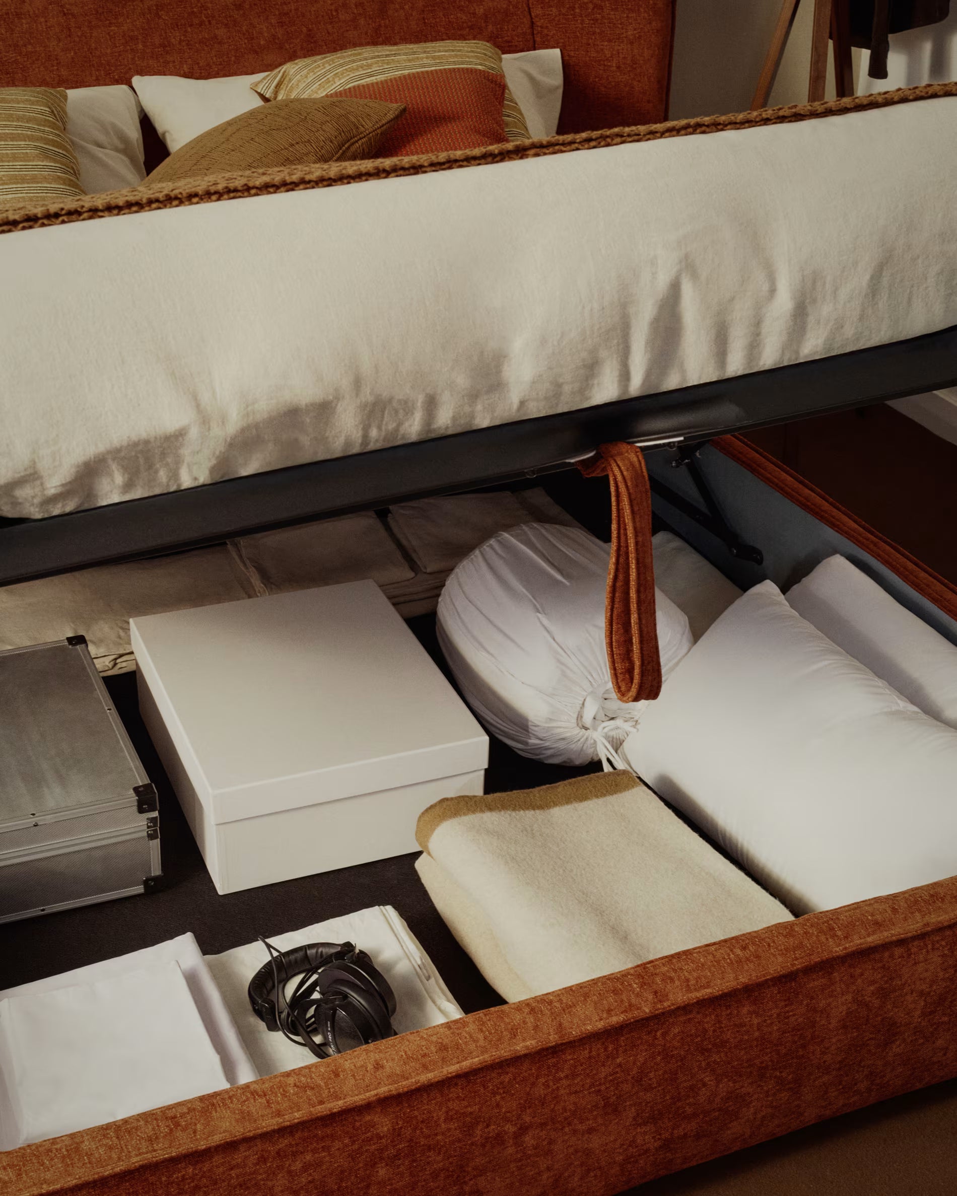 Posteľ s úložným priestorom ARVIAN tehlový šenil