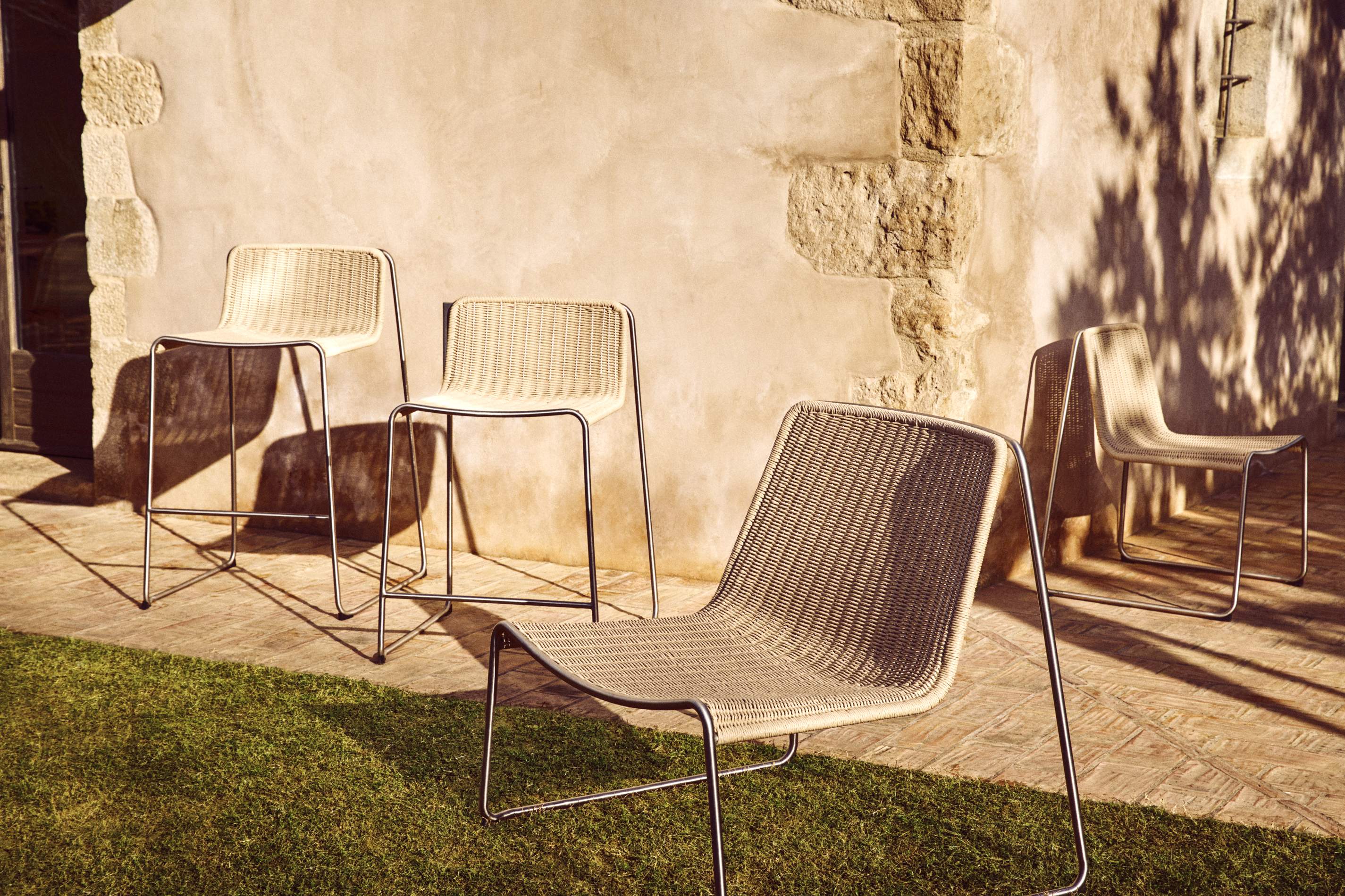 Záhradná stolička TAVARI béžová so železnou základňou