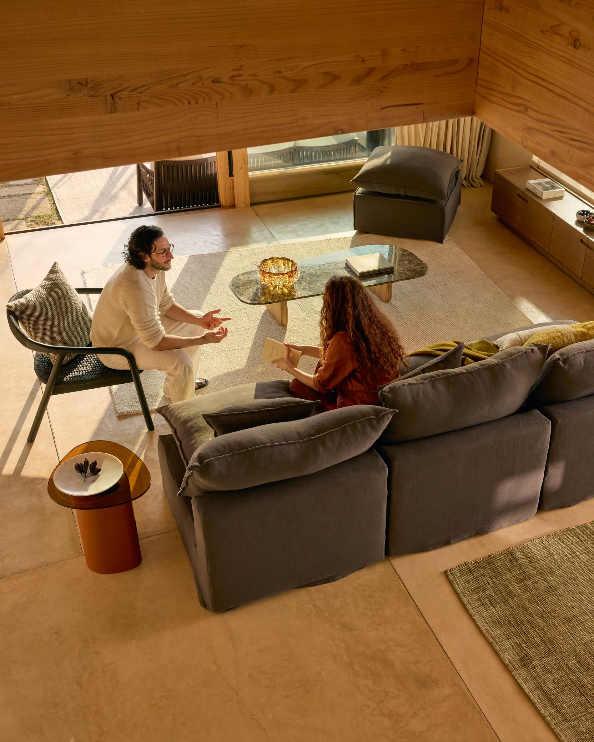 Bočný stolík OLIR so sklenenou doskou a hnedým podstavcom