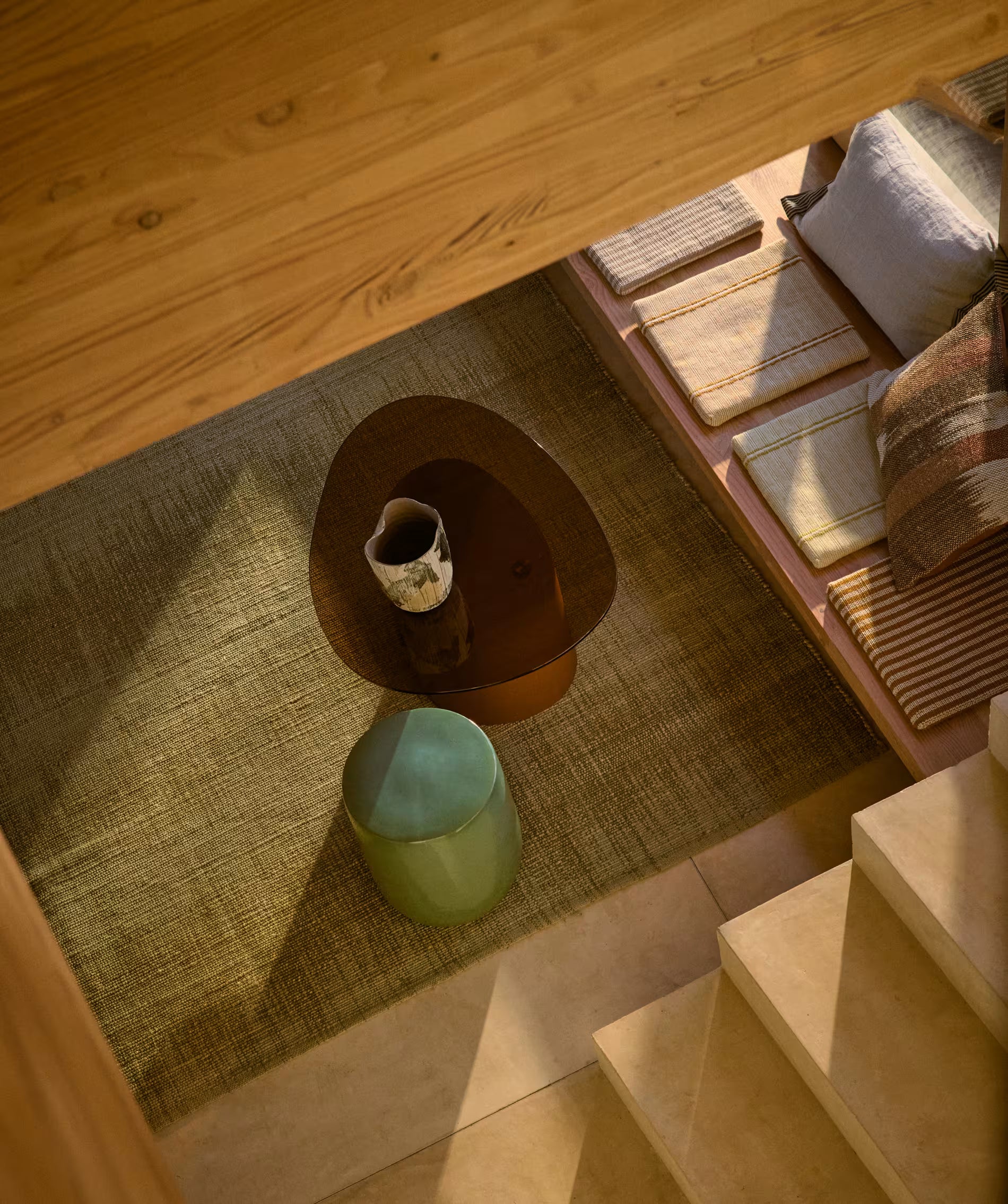 Bočný stolík OLIR so sklenenou doskou a hnedým podstavcom