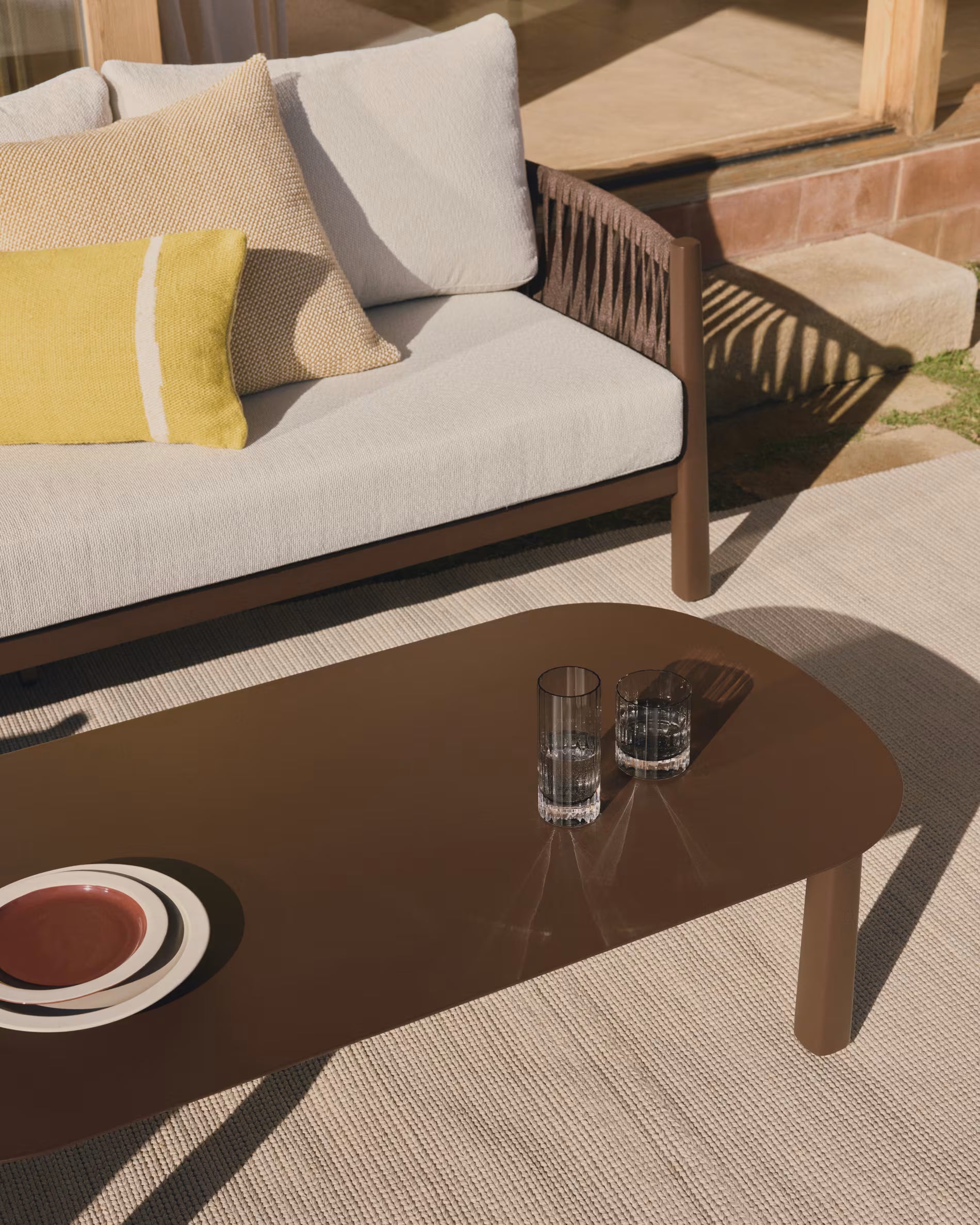 ALERIA Beige Garden Set with Dark Base