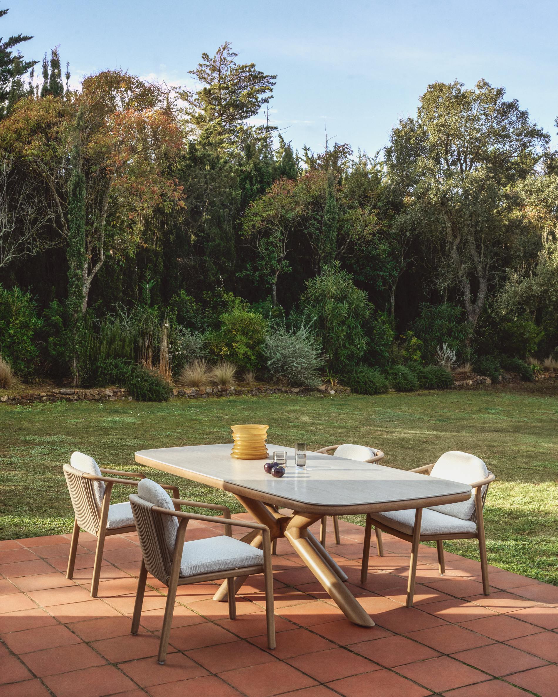 Záhradná stolička SIRTE ecru s povrchovou úpravou napodobňujúcou drevo