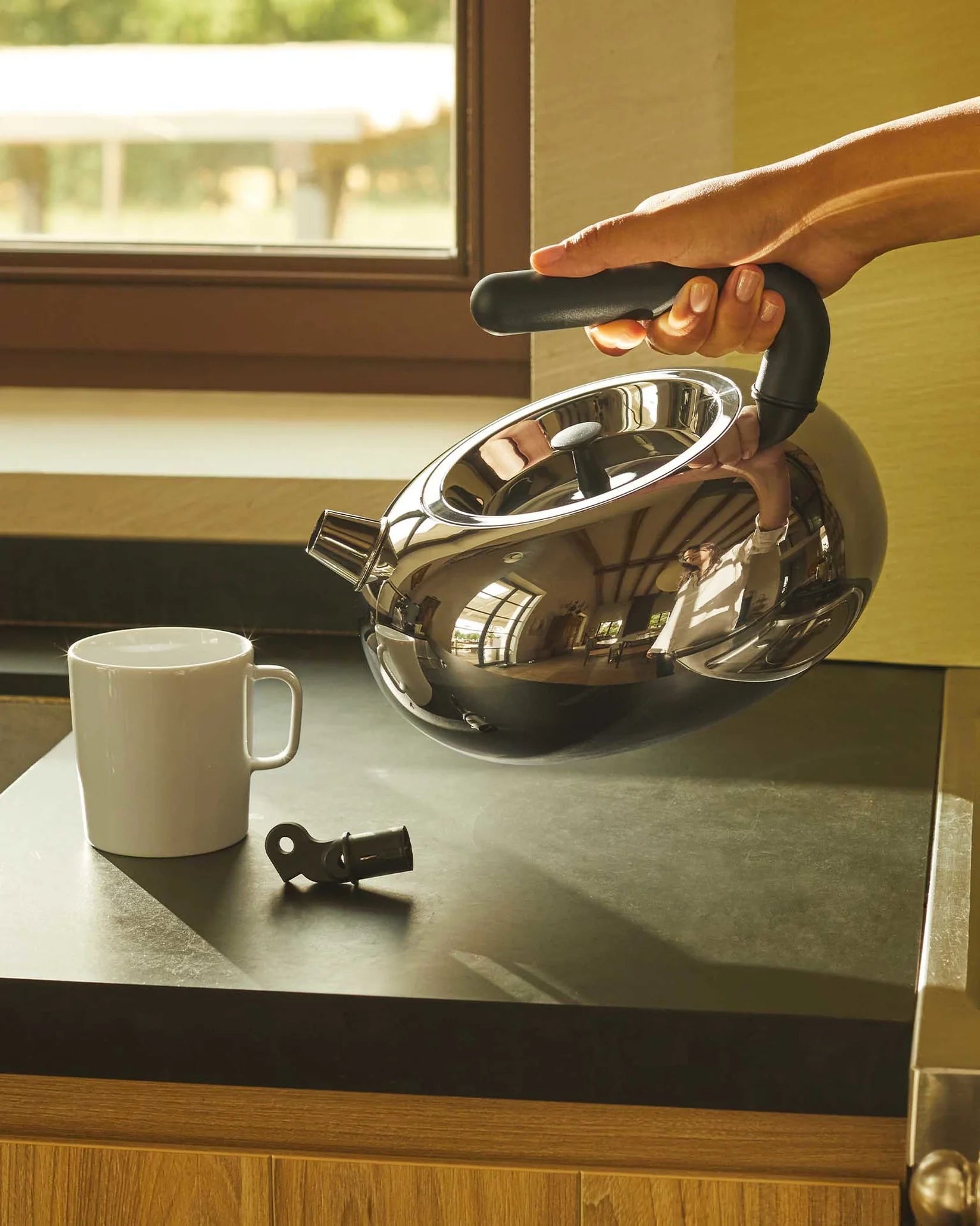 Indukčný čajník BULBUL chrómový s čiernym