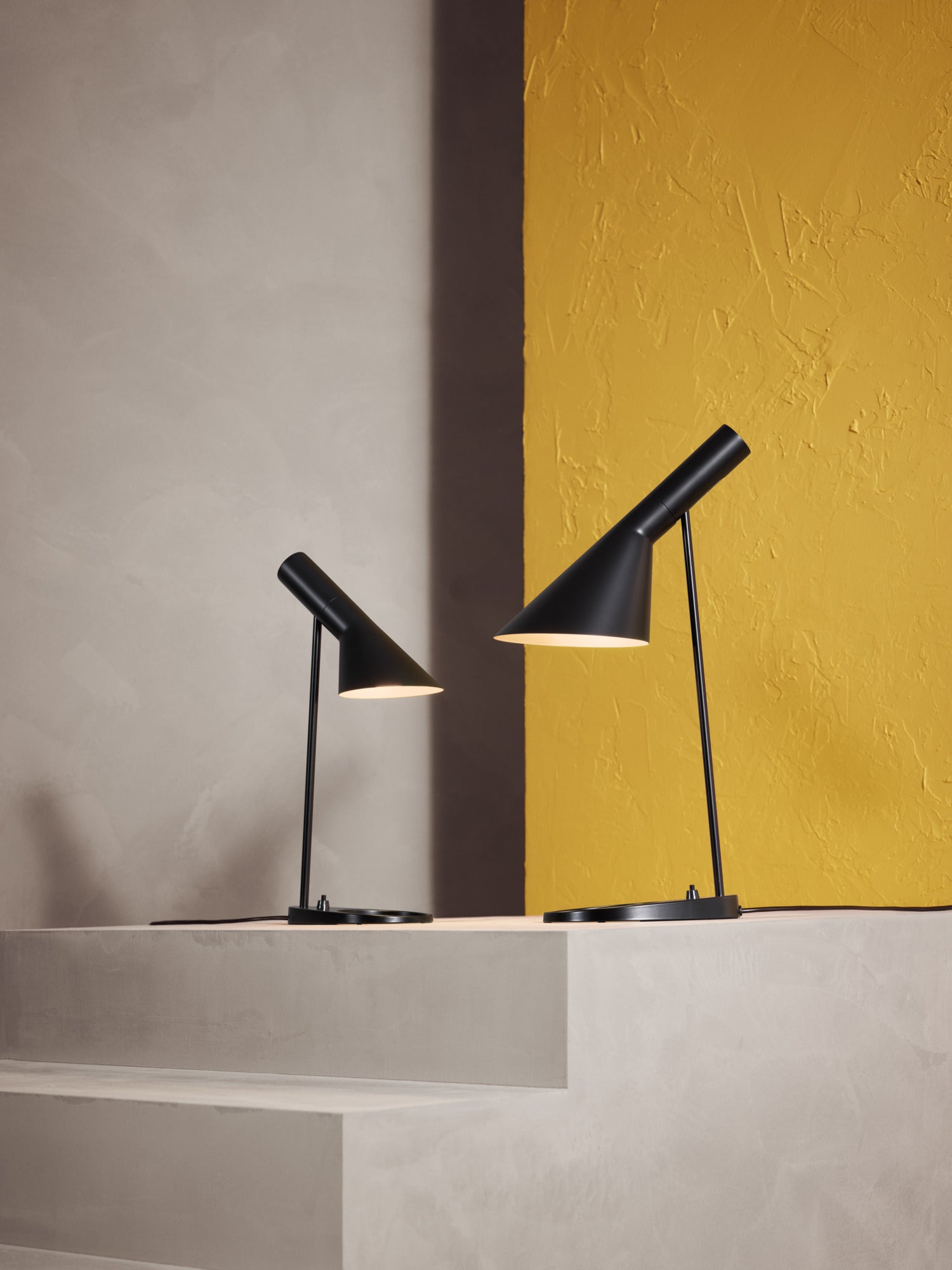 Stolná lampa AJ MINI čierna