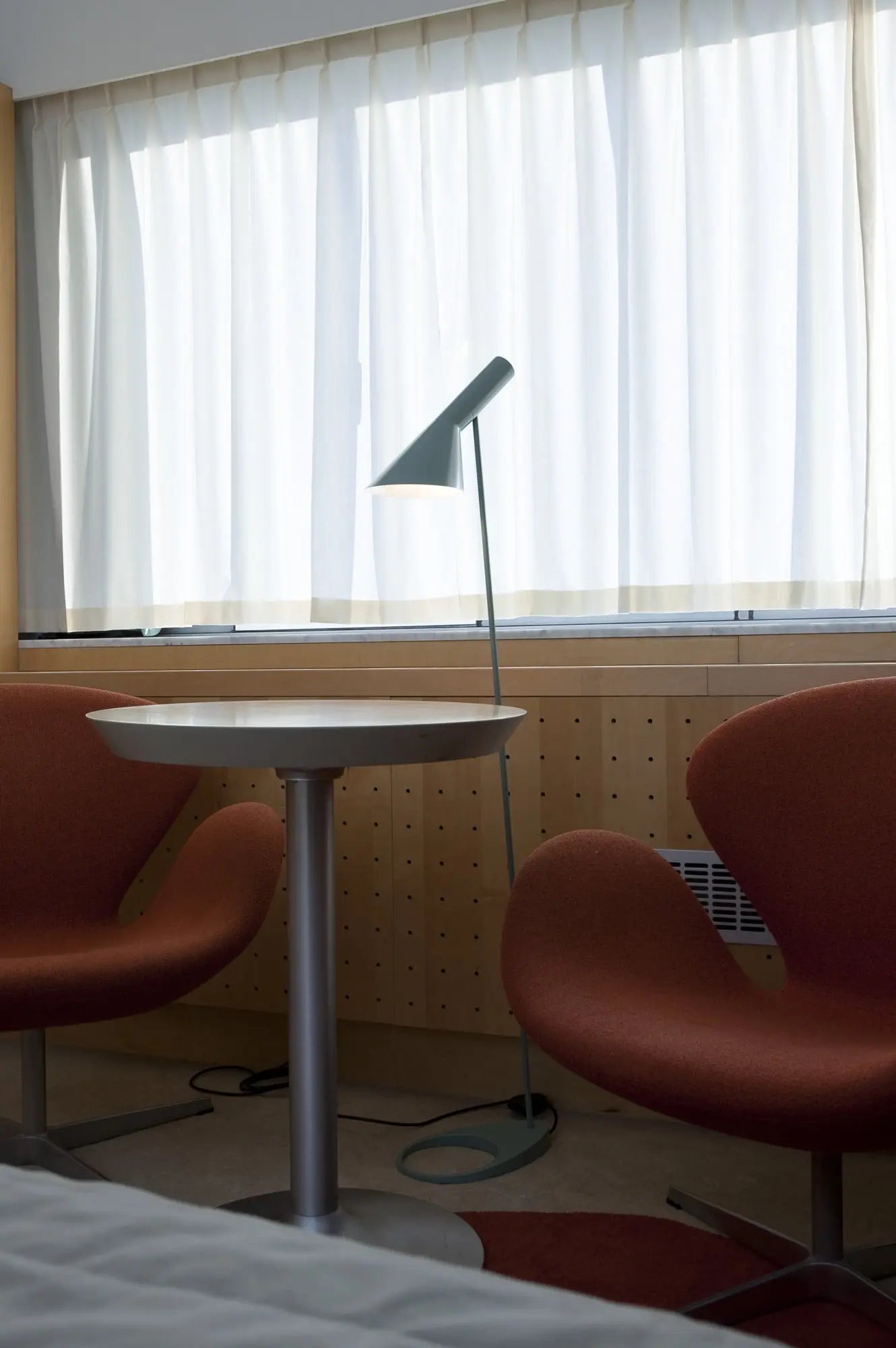 Lampa podłogowa AJ brudny niebieski – Louis Poulsen