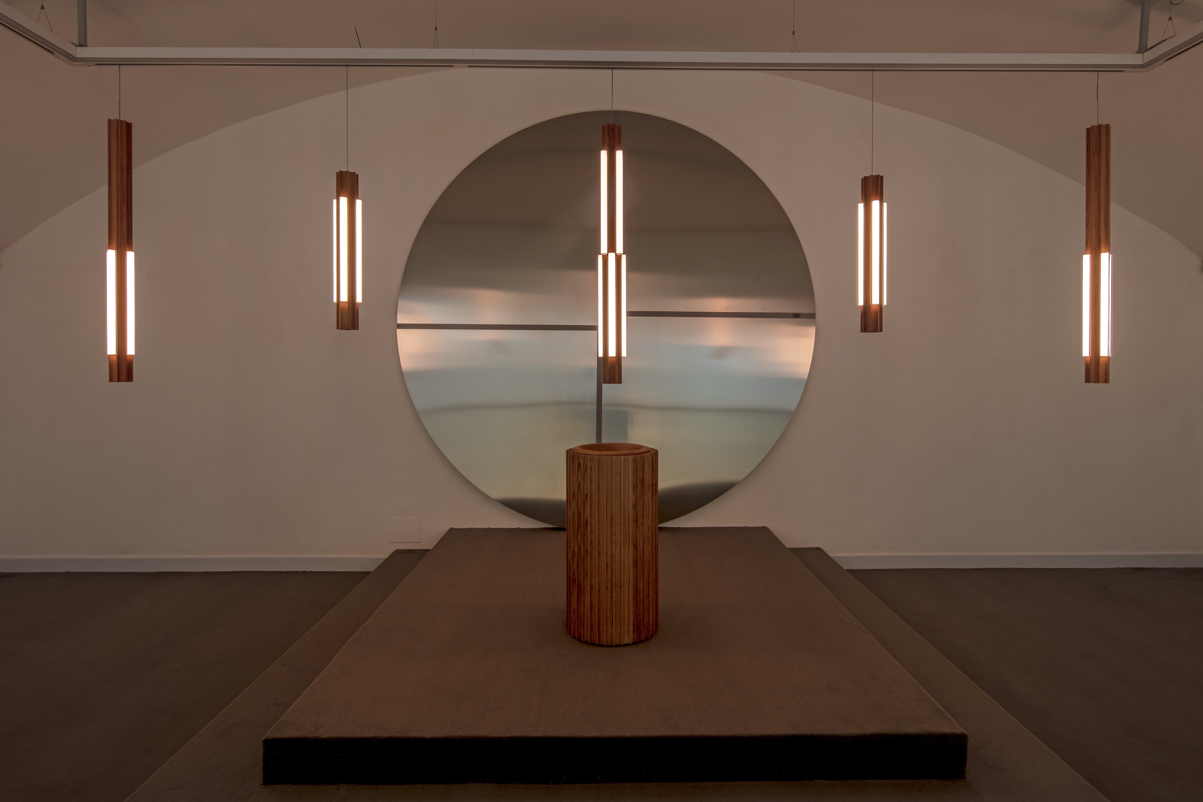 Nástenná lampa ALTAR z dubového dreva s mosadzným povrchom.