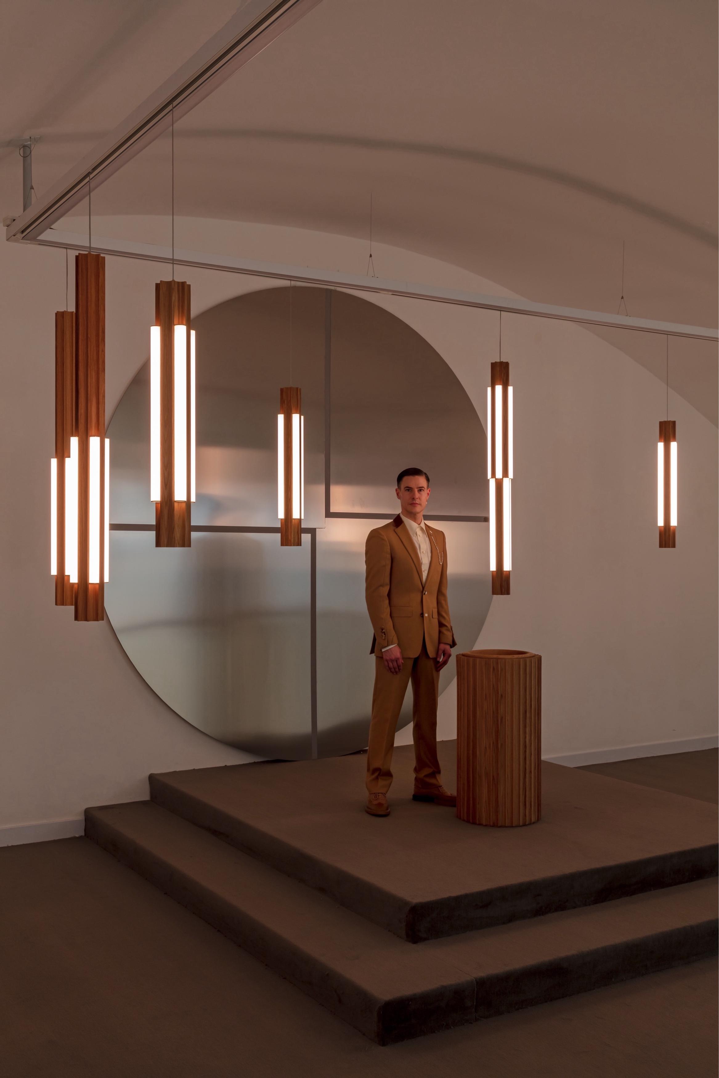 Nástenná lampa ALTAR z dubového dreva s mosadzným povrchom.