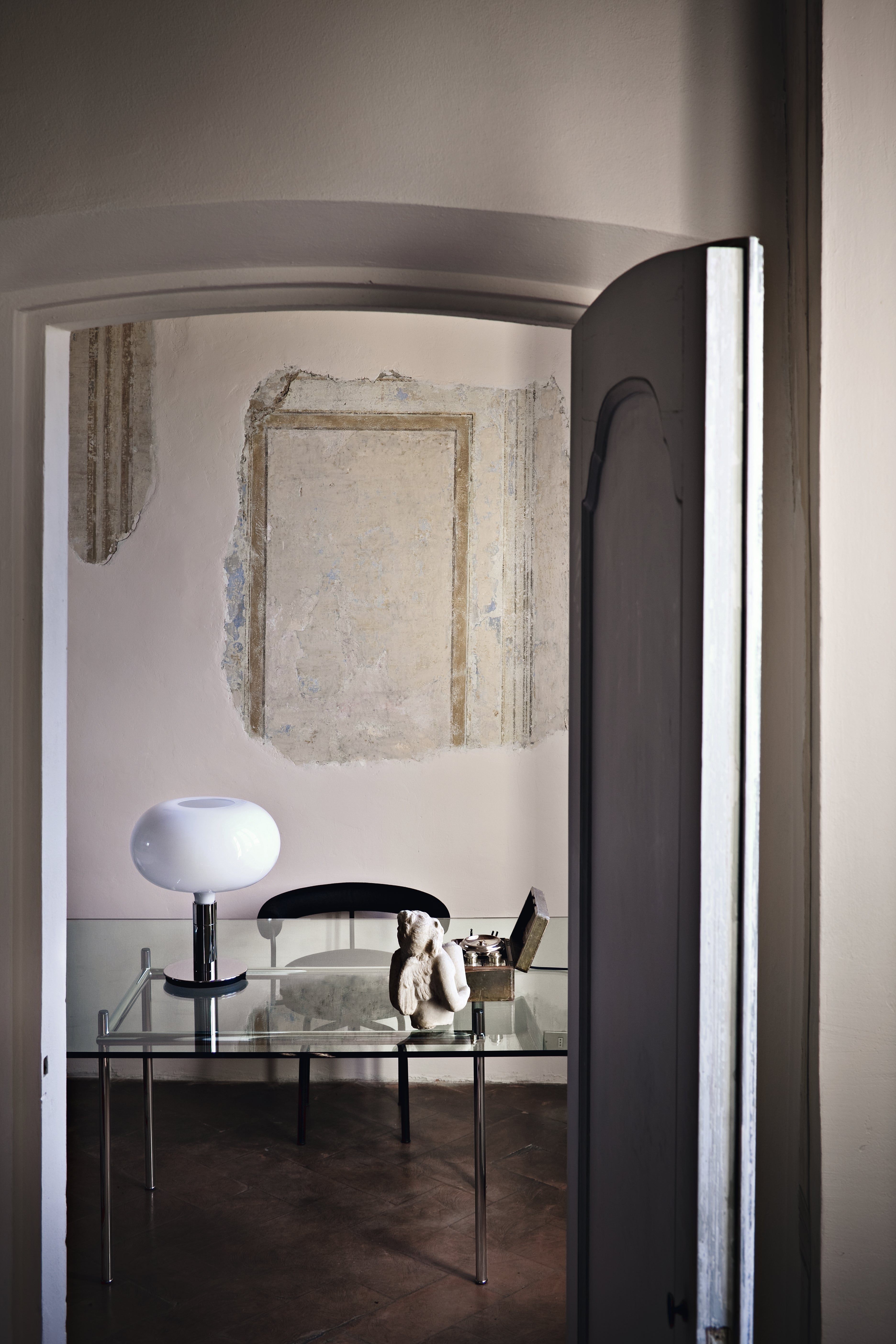 Stolná lampa AM1N chróm s bielym sklom