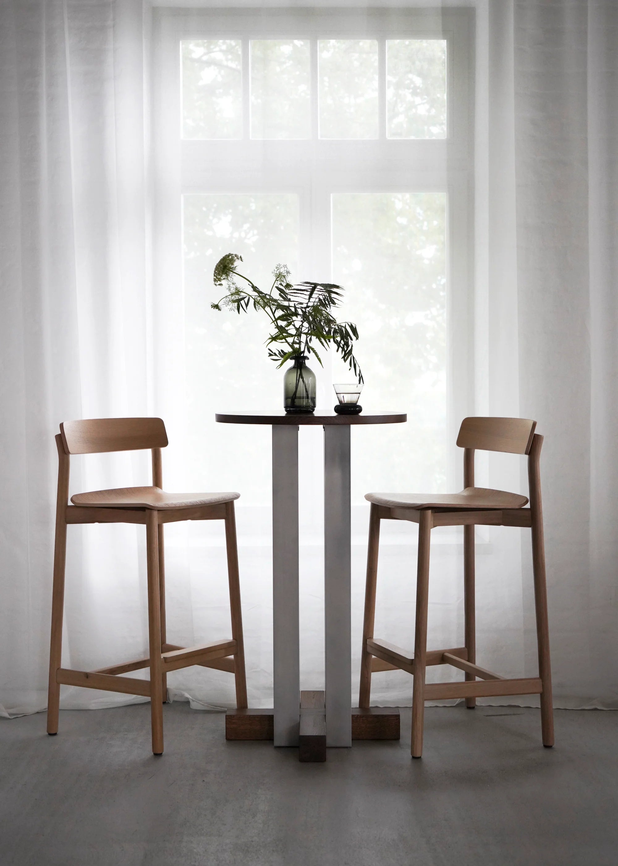 ARCHE stool black oak wood