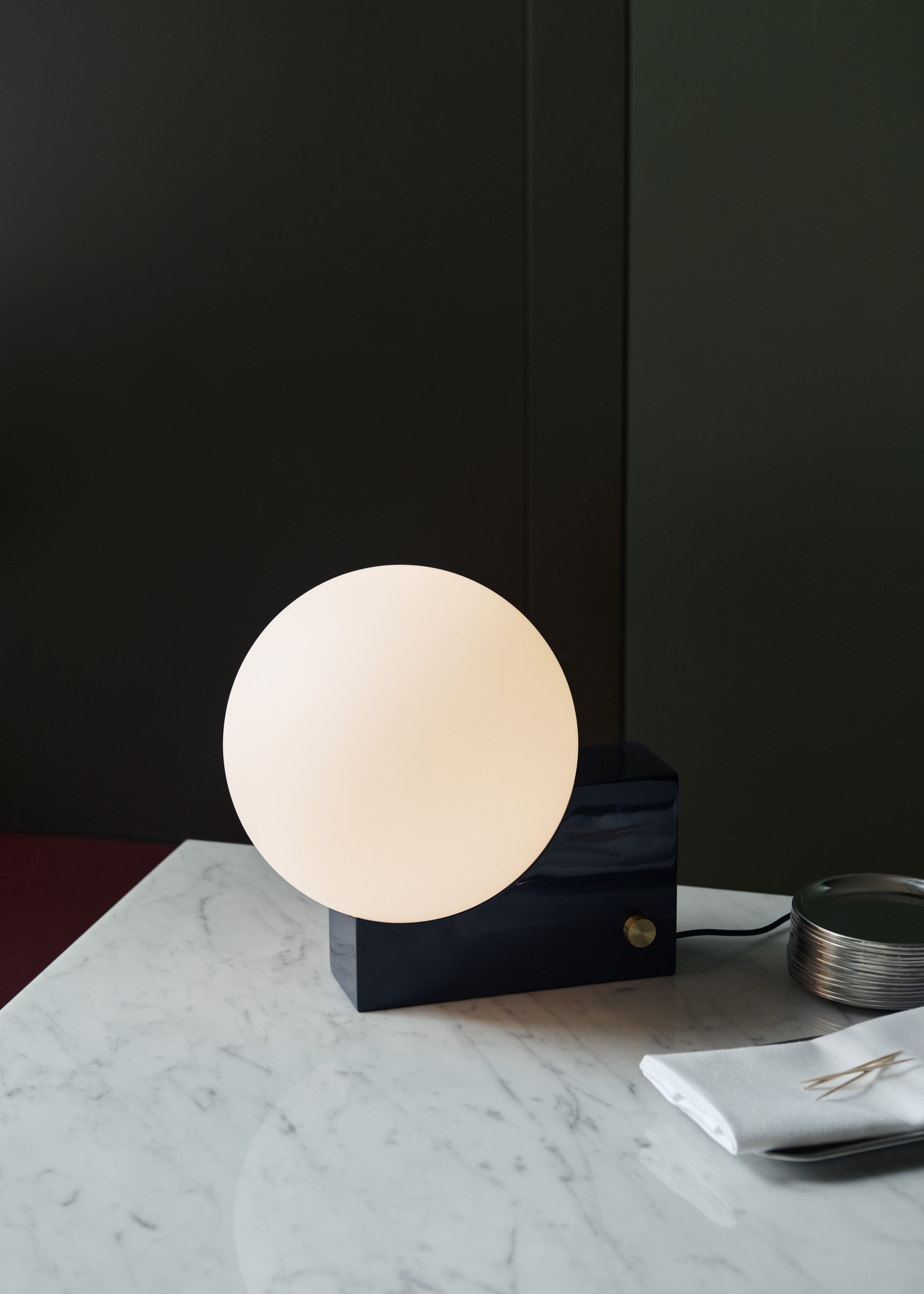 Lampa stolná JOURNEY SH1 s mliečnym tienidlo a tmavomodrou základňou