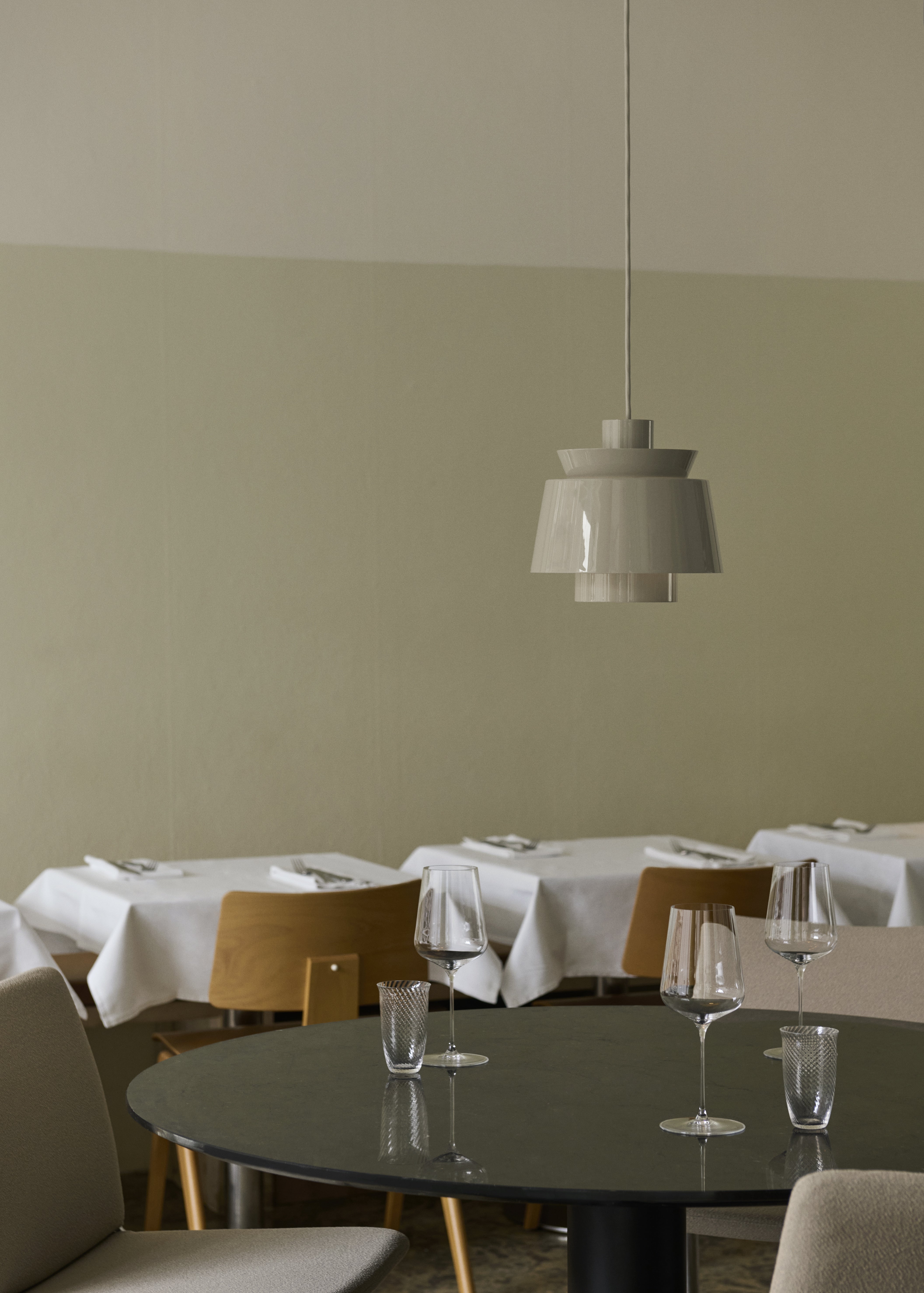 Lampa visiacá UTZON JU1 šedobéžová