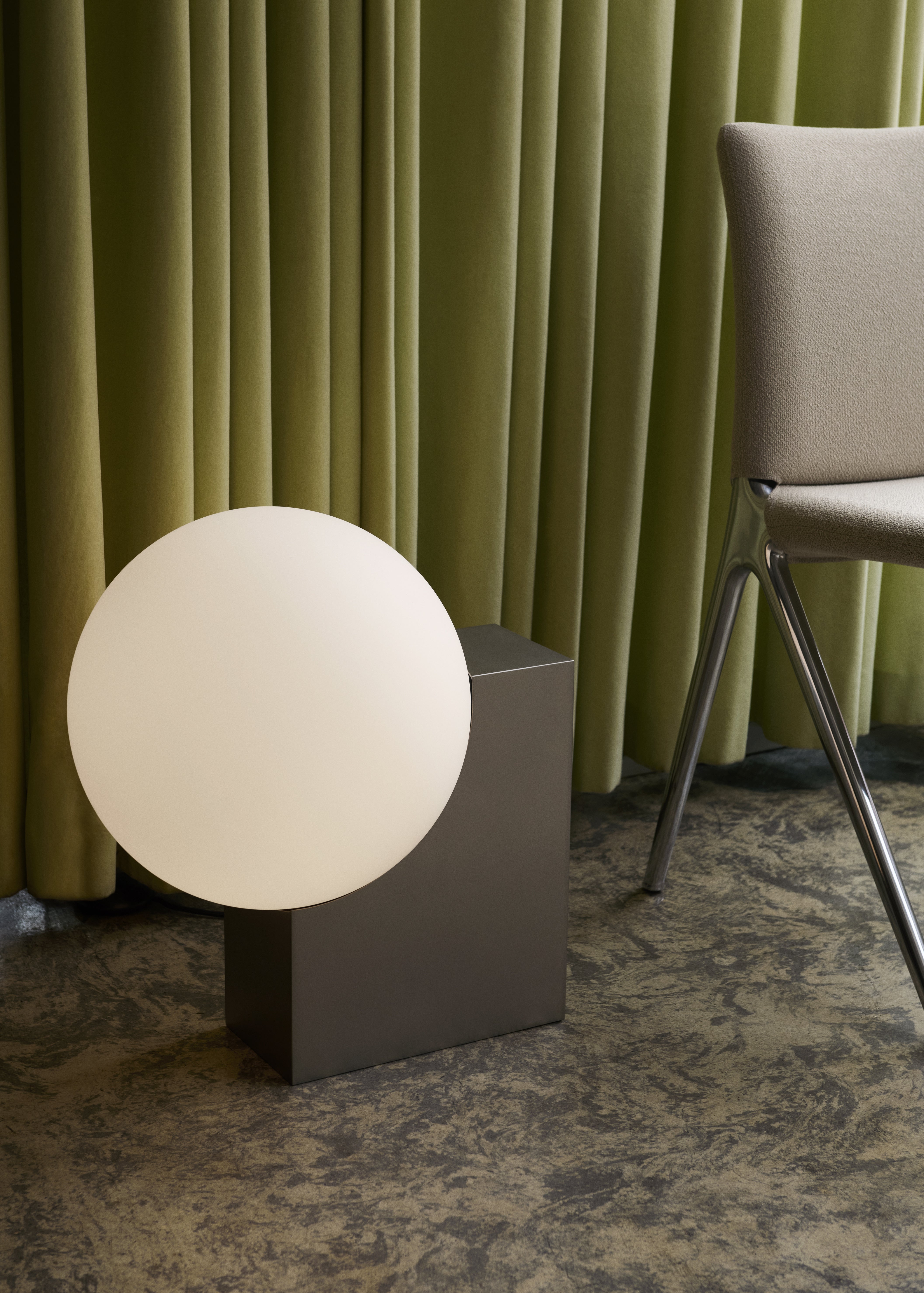 Lampa podlahová JOURNEY SH4 so skleneným tienidlo a brúsenou oceľovou základňou