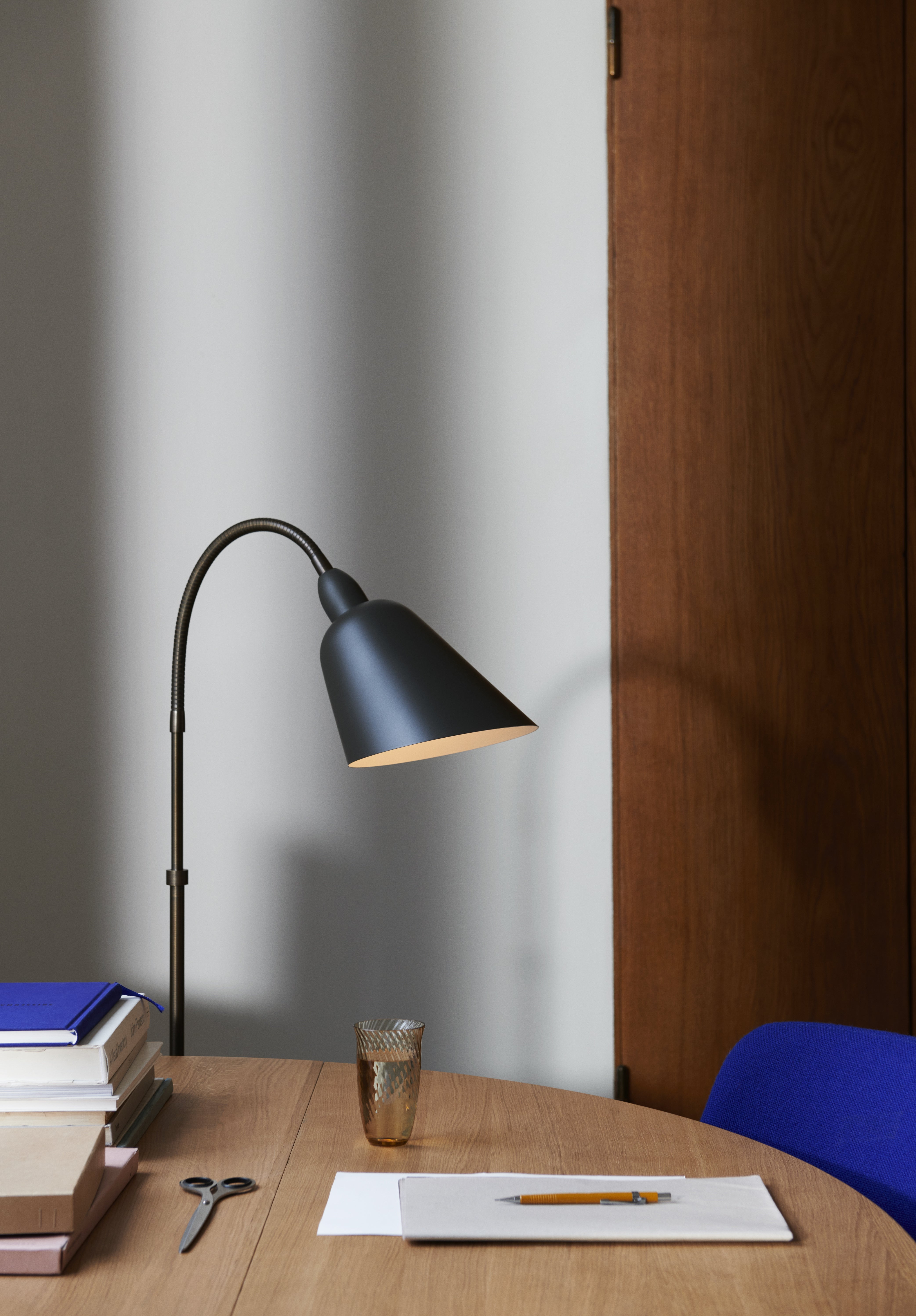 Stolná lampa BELLEVUE AJ7 grafitová s hnedou mosadznou základňou