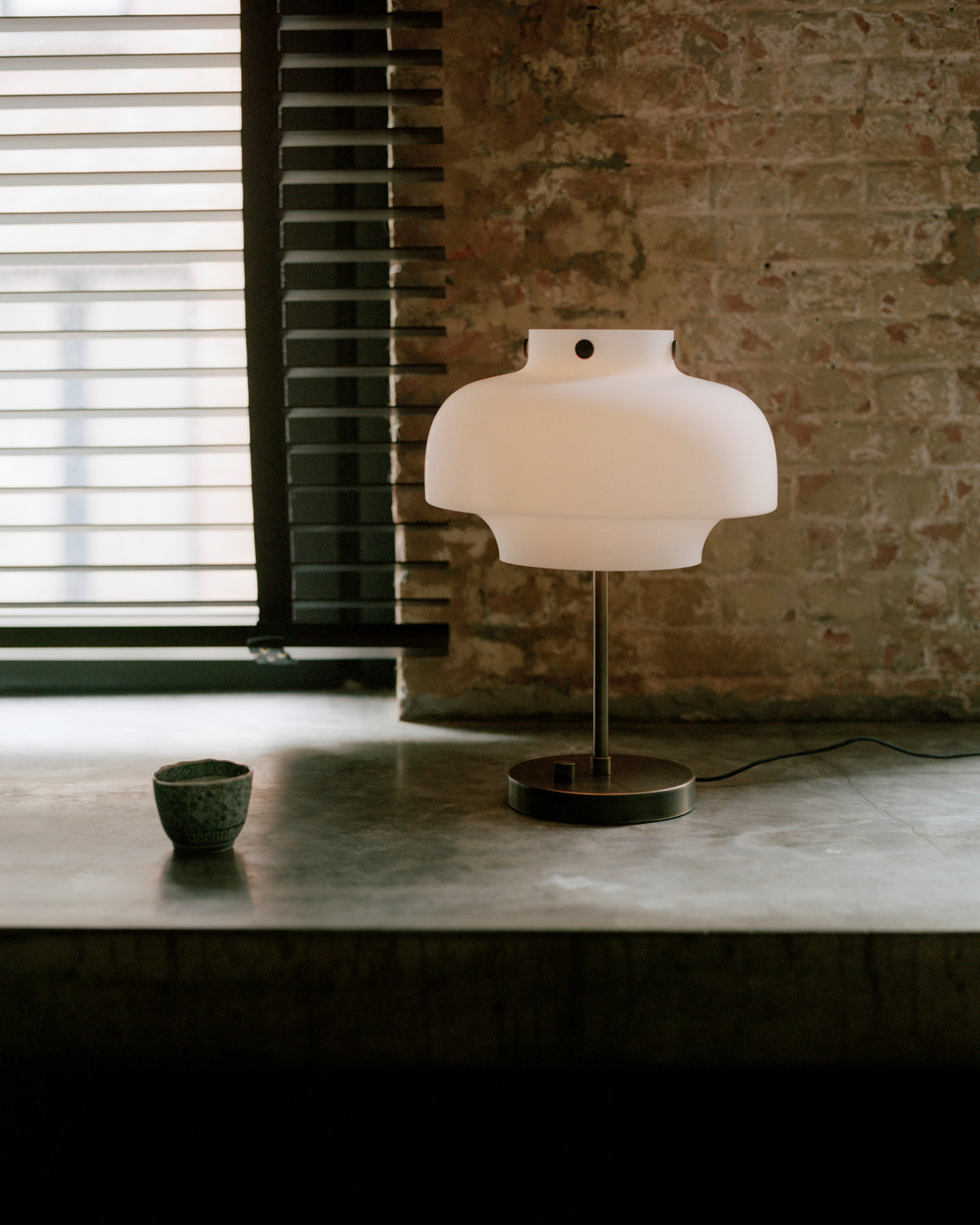 Stolná lampa COPENHAGEN SC13 opálový tienidlo s bronzovou mosadznou základňou