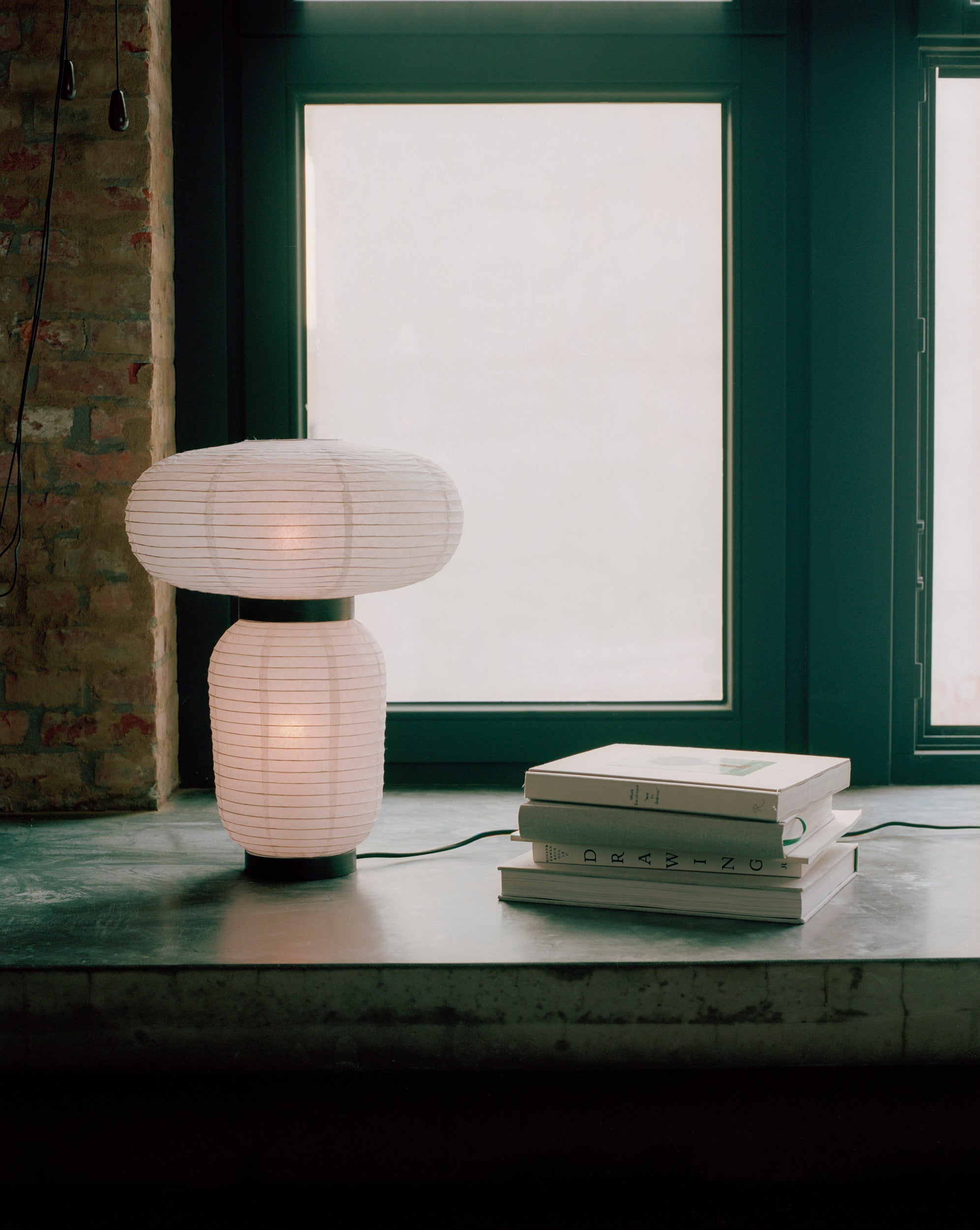 Stolná lampa FORMAKAMI JH18 s bielym papierovým tienidlom a čiernym dubovým povrchom