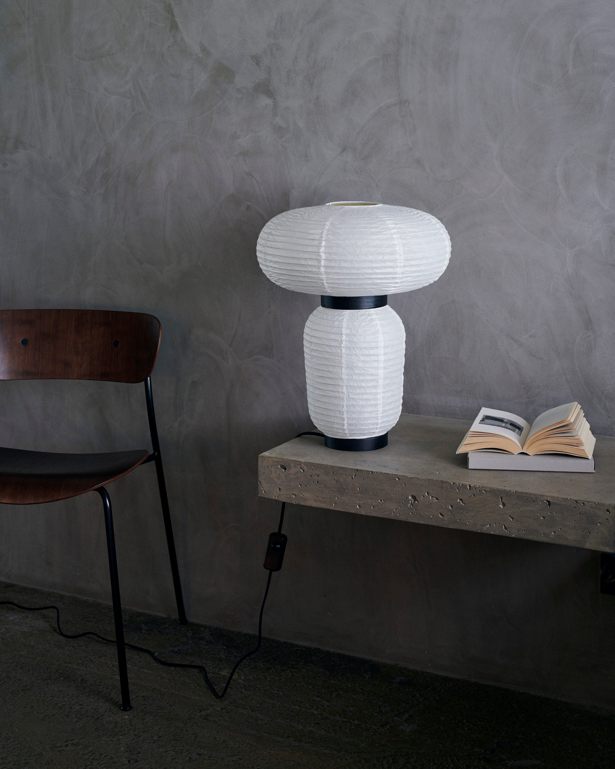 Stolná lampa FORMAKAMI JH18 s bielym papierovým tienidlom a čiernym dubovým povrchom