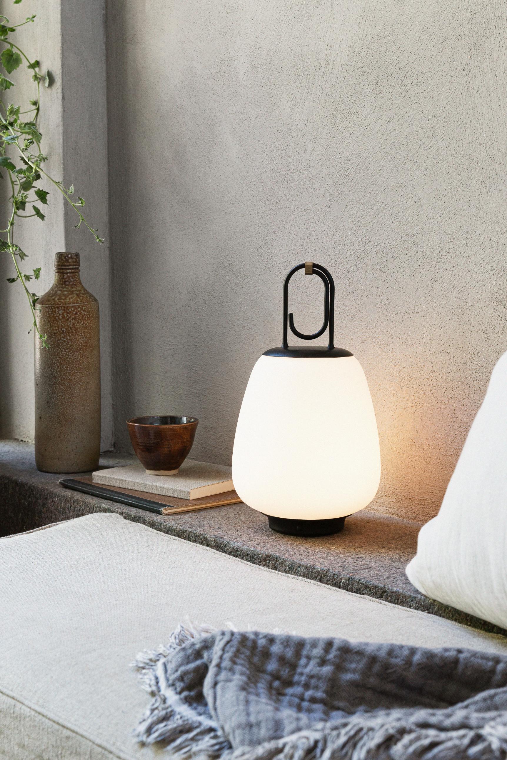 Prenosná vonkajšia lampa LUCCA SC51 biela s čiernym povrchom