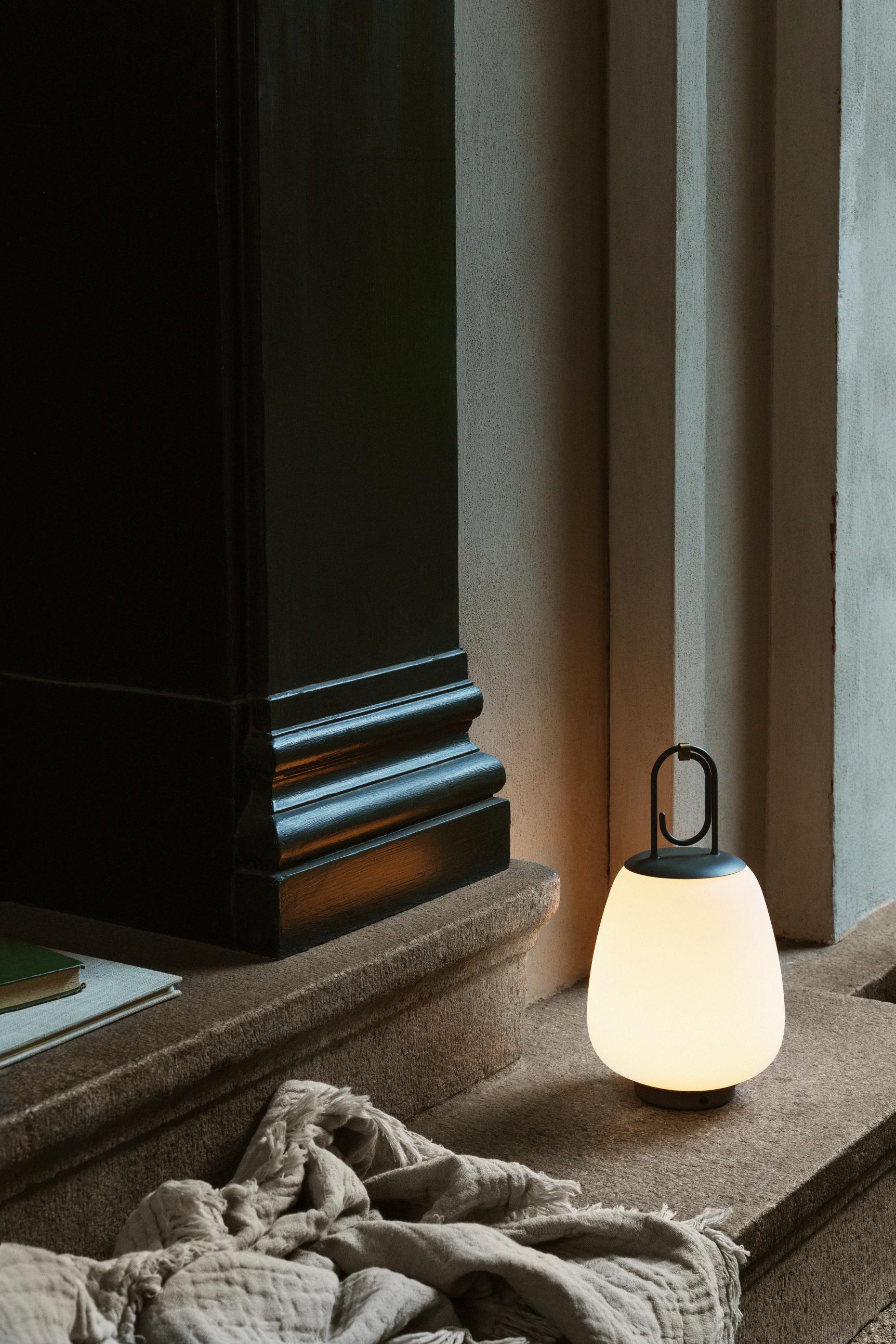 Prenosná vonkajšia lampa LUCCA SC51 biela s čiernym povrchom