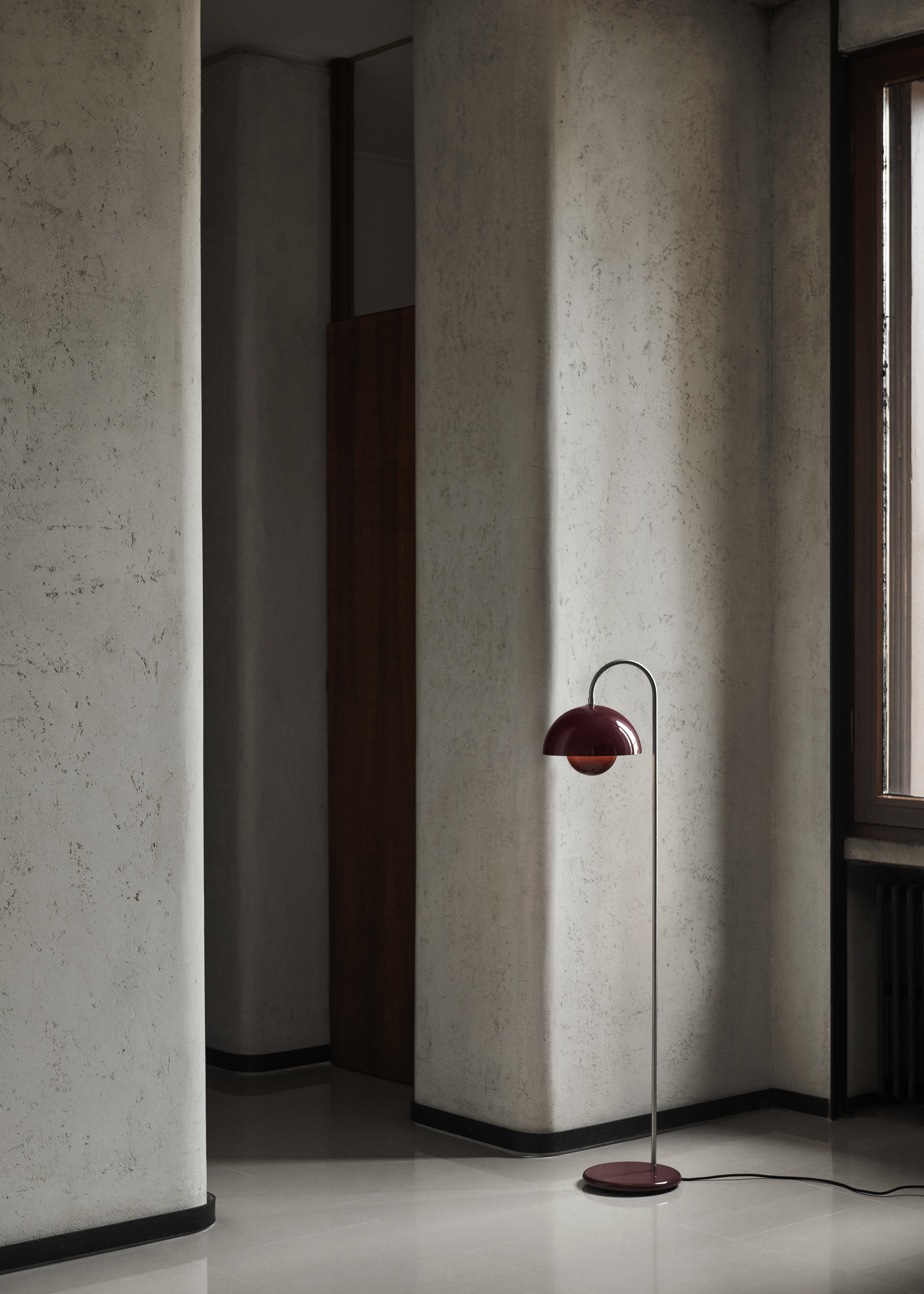 Lampa podlahová FLOWERPOT VP12 tmavá slivka