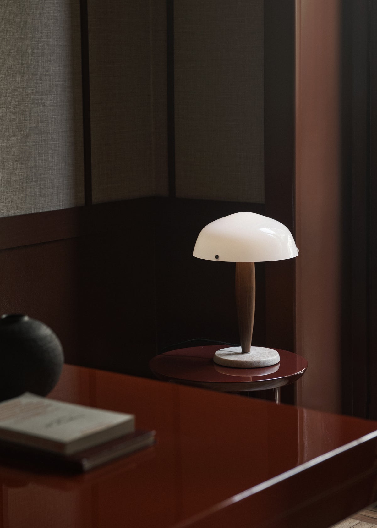Stolná lampa HERMAN SHY3 opálové sklo s orechovým drevom a krémovým mramorovým podstavcom