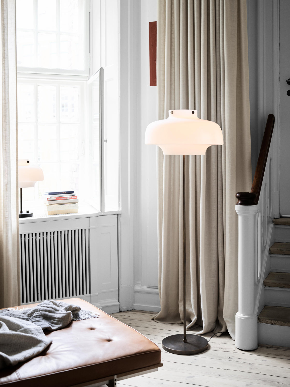 Podlahová lampa COPENHAGEN SC14 opálový tienidlo s bronzovo mosadzným podstavcom
