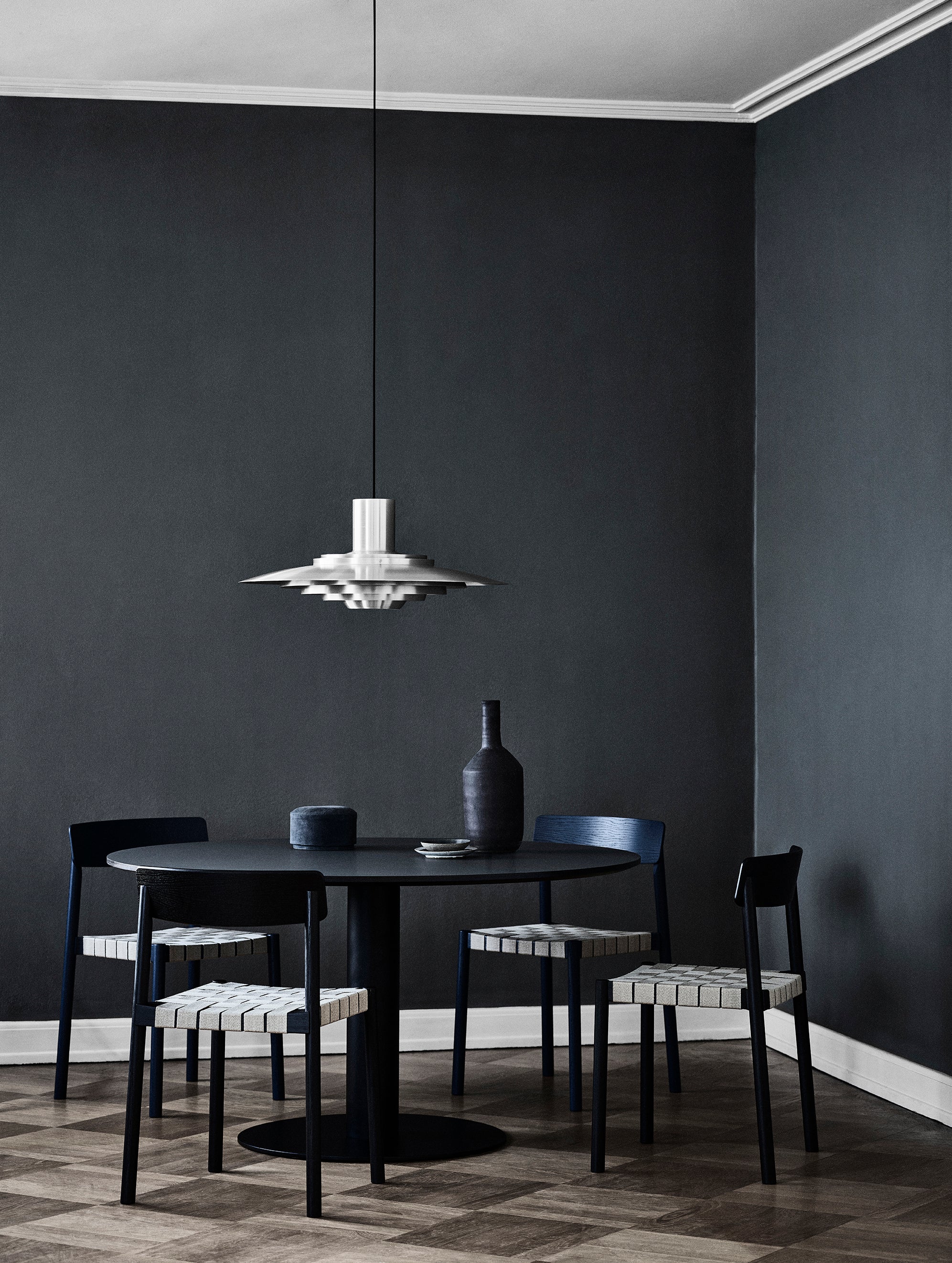 Matná biela závesná lampa P376